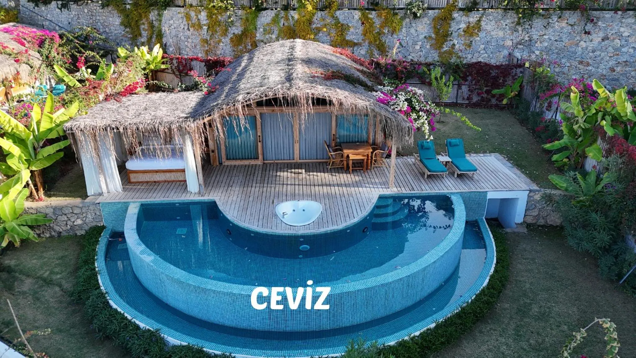 Photo of the whole room in Seaview Faralya