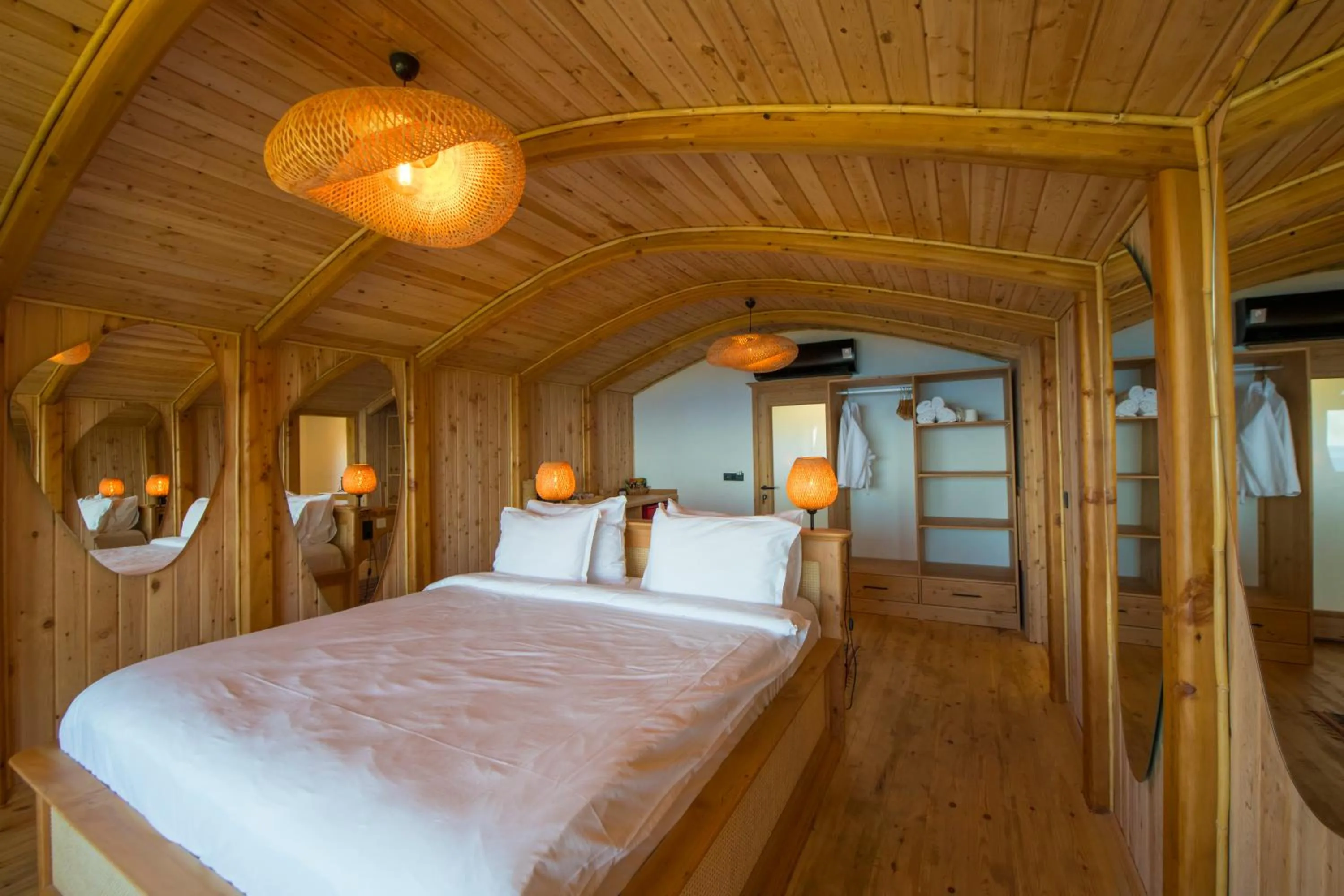 Photo of the whole room, Bed in Seaview Faralya