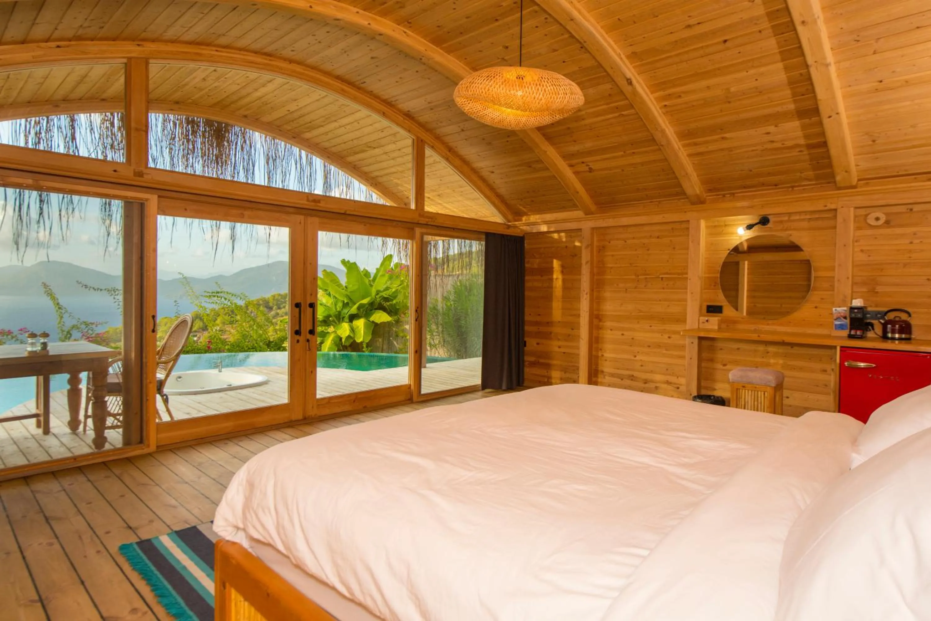 Photo of the whole room, Bed in Seaview Faralya