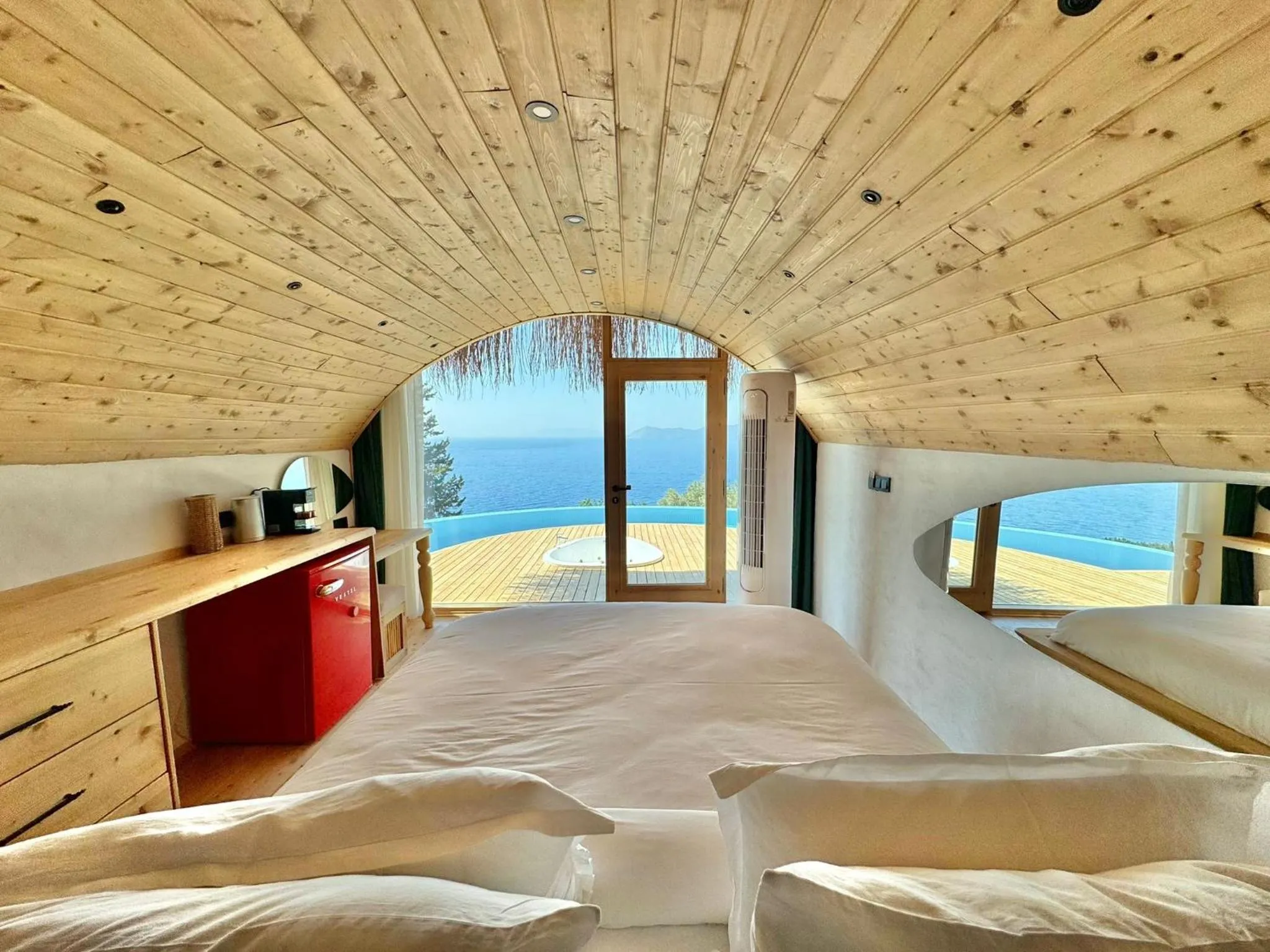 Photo of the whole room, Bed in Seaview Faralya