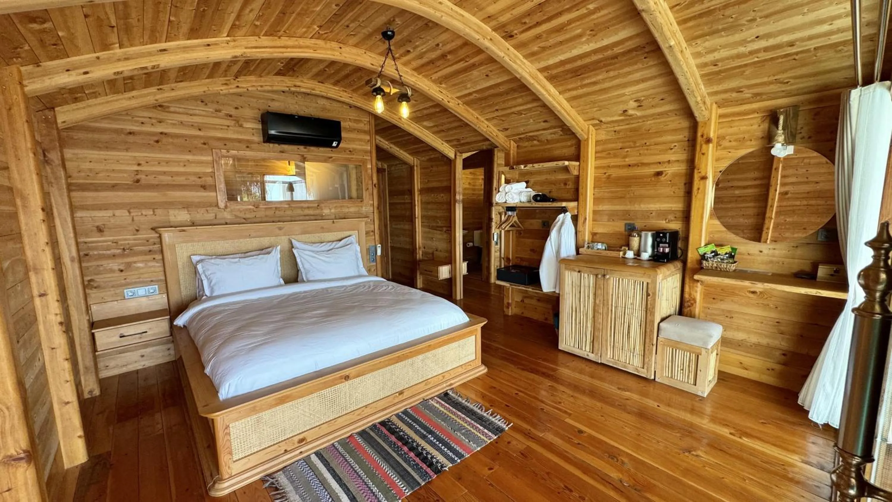 Photo of the whole room, Bed in Seaview Faralya