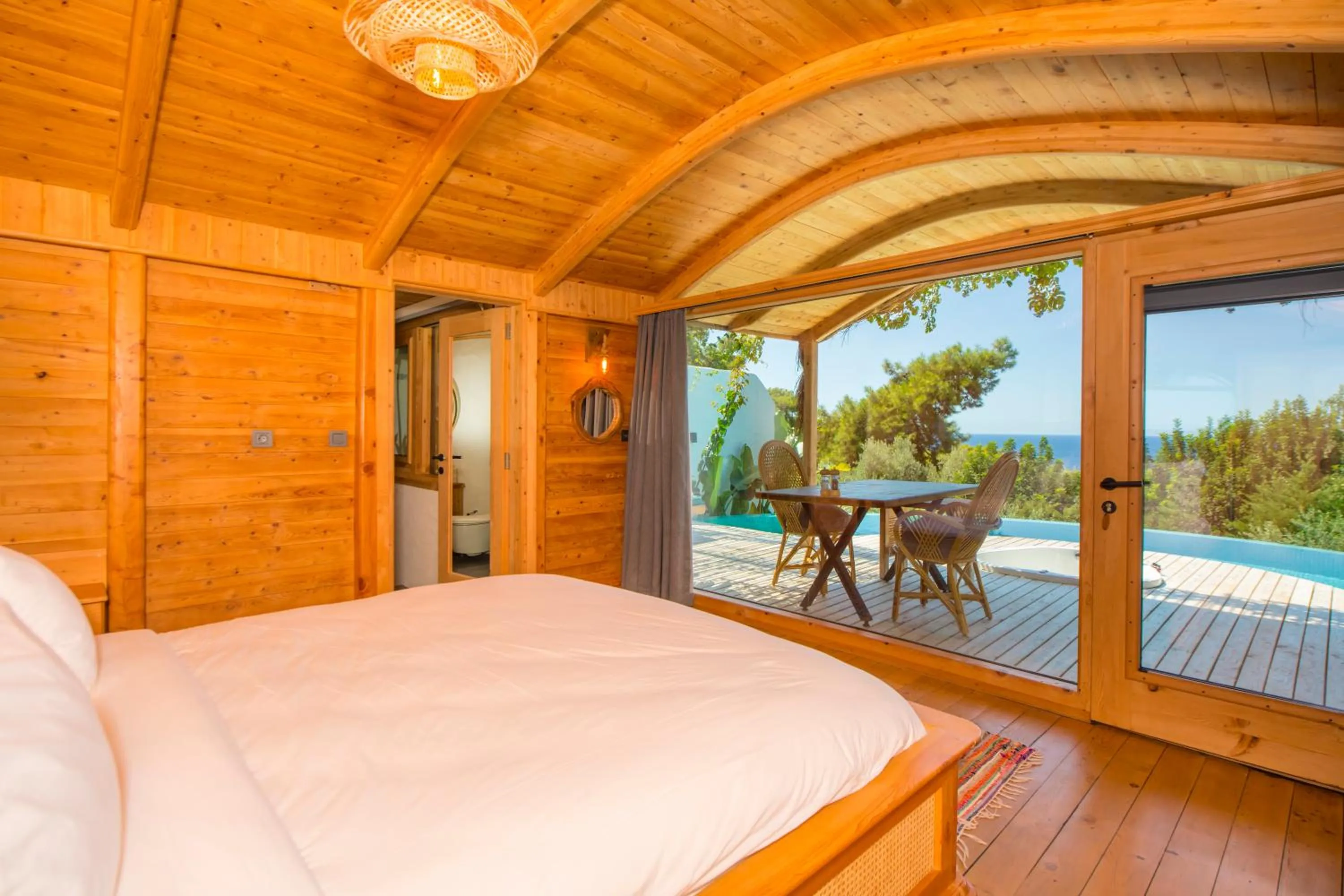 Photo of the whole room, Bed in Seaview Faralya