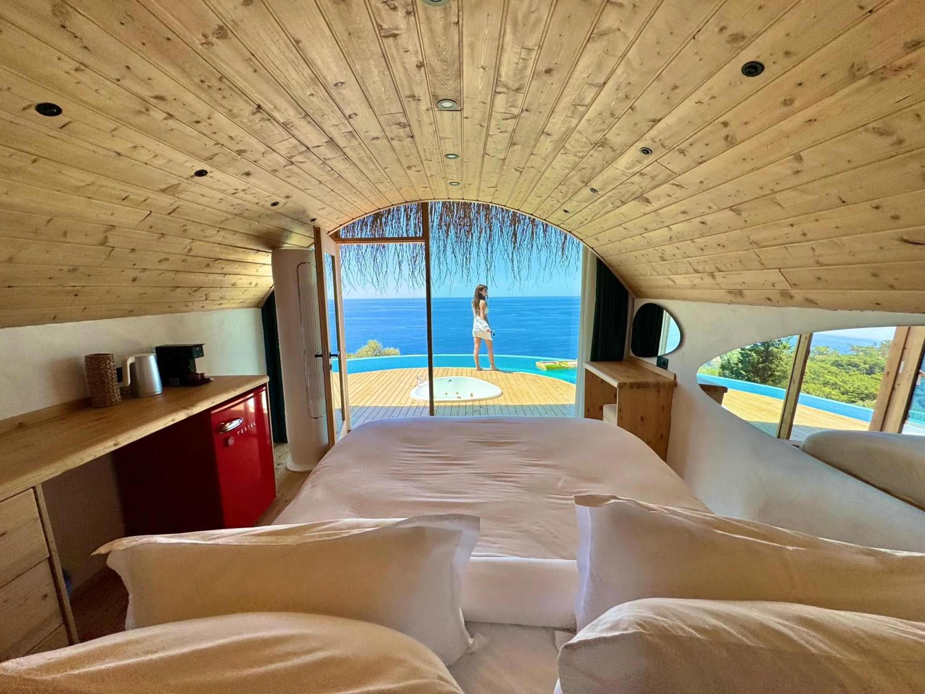 Photo of the whole room, Bed in Seaview Faralya