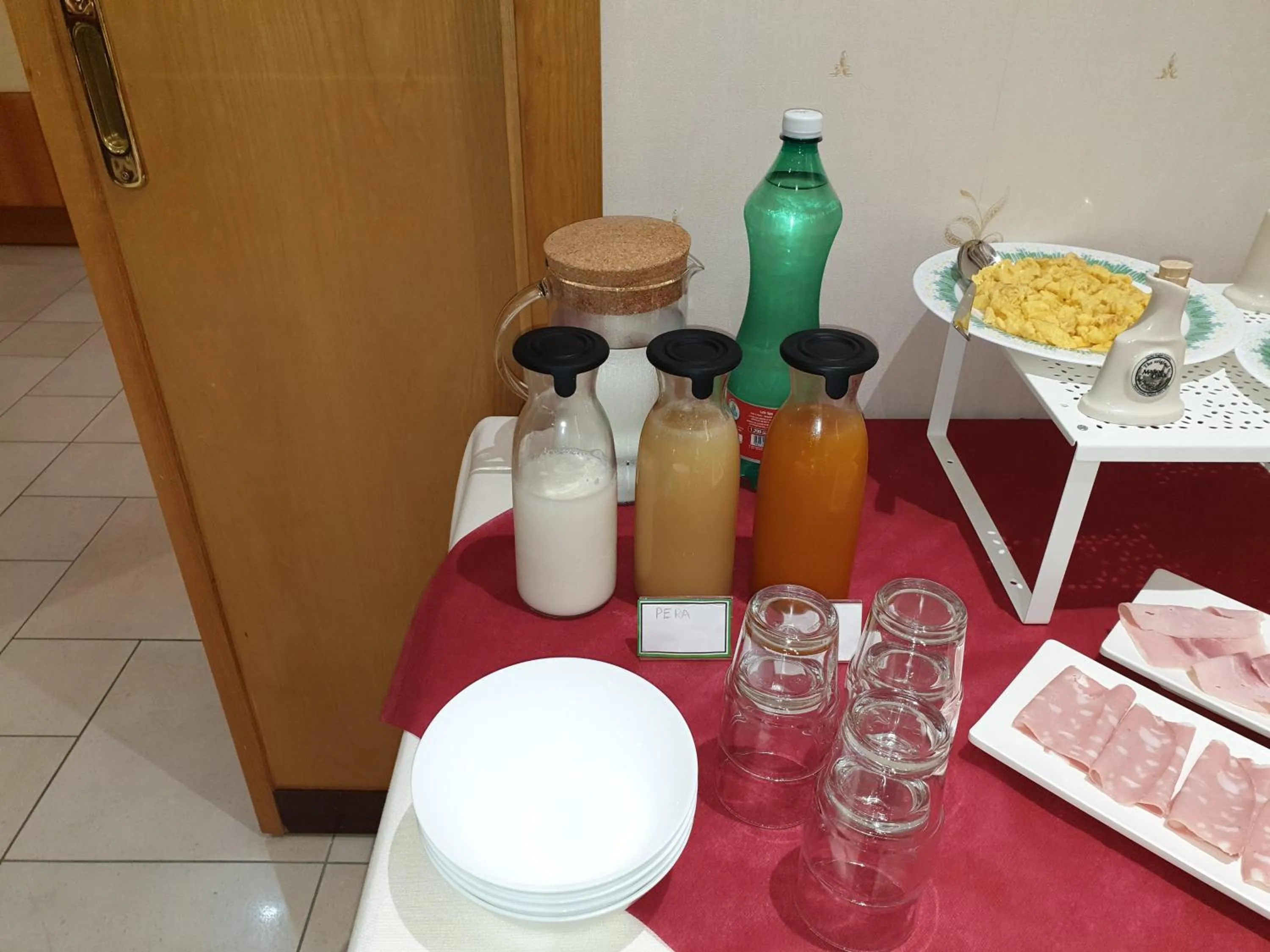 Breakfast in Villa Eden