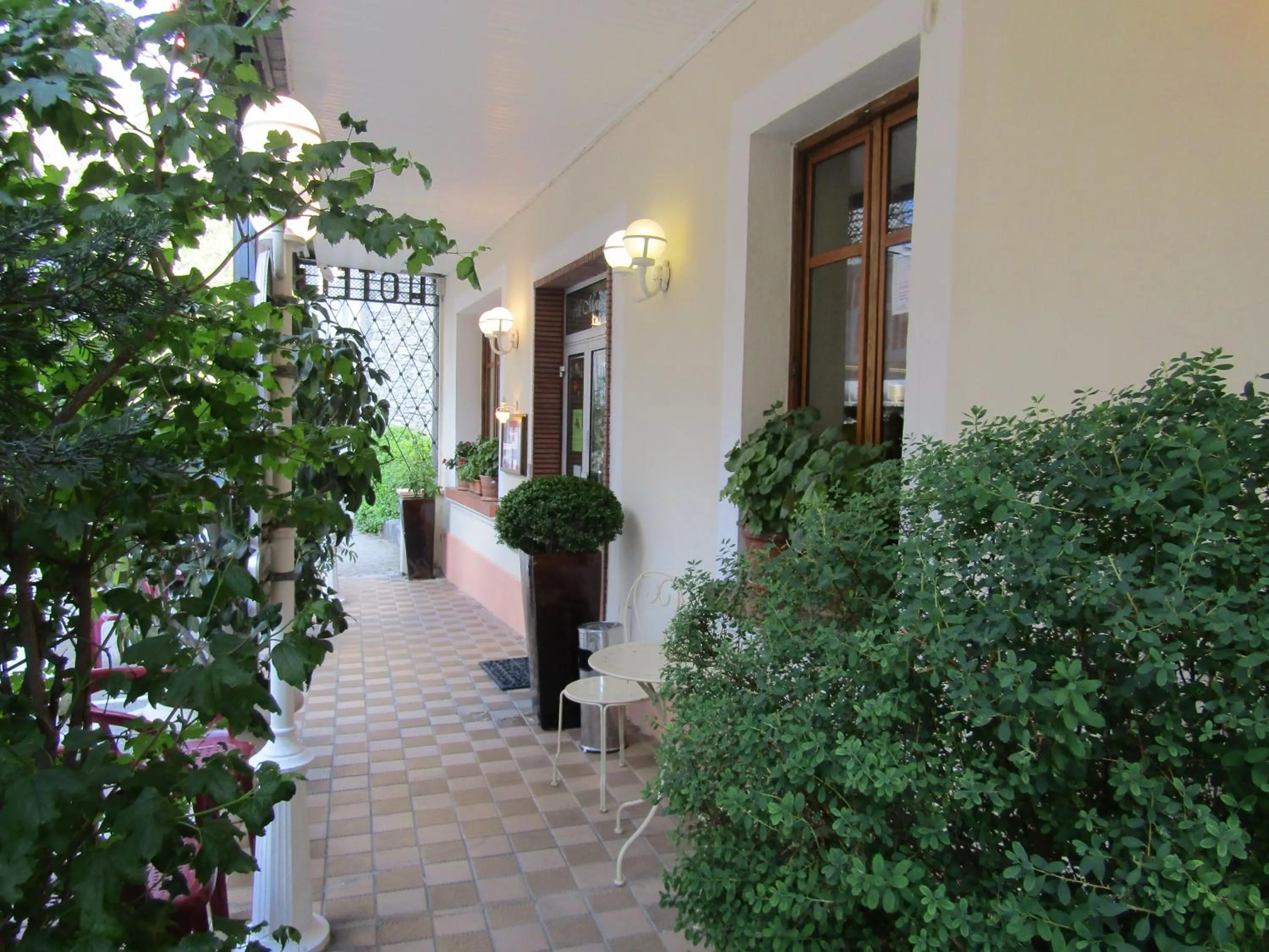 Facade/entrance in Fifi Moulin