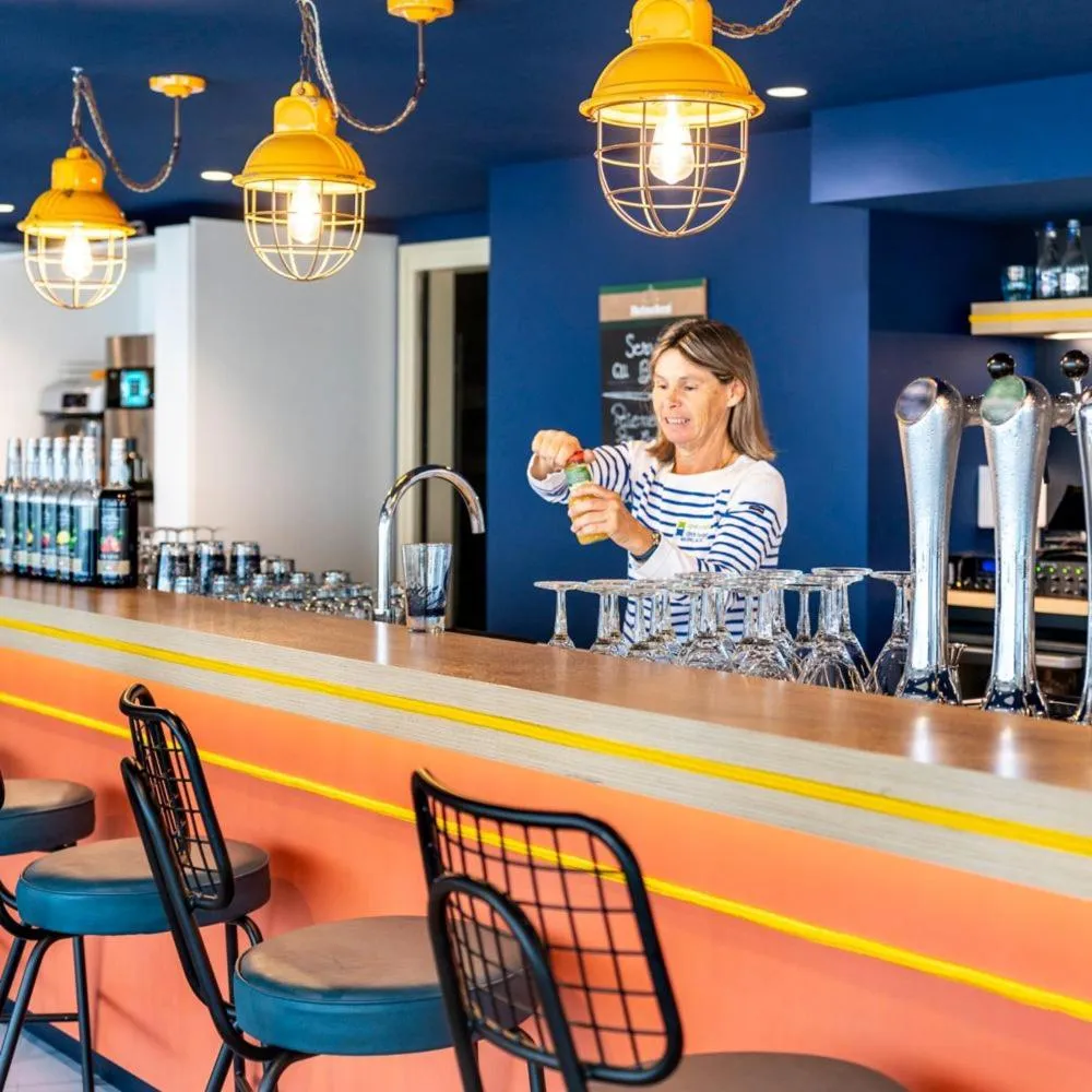Lounge or bar in ibis Styles Morlaix
