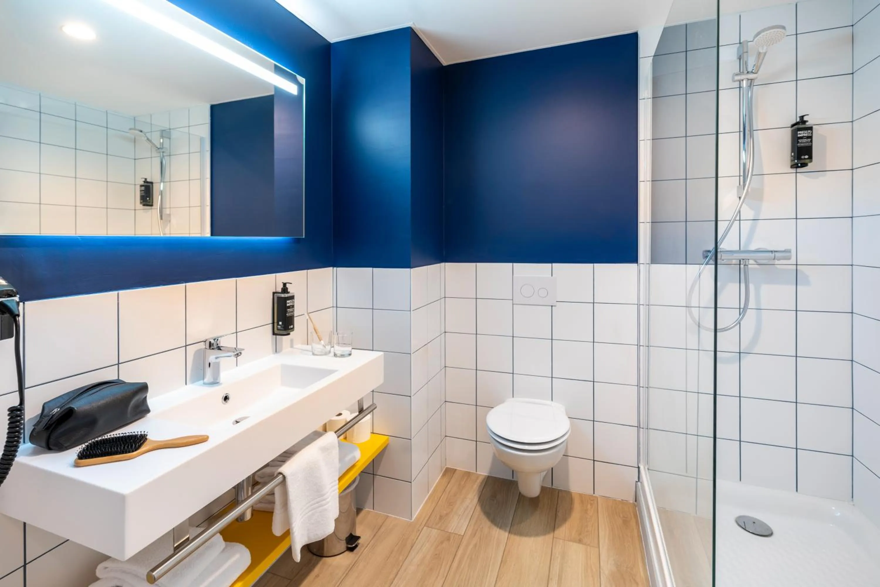 Bathroom in ibis Styles Morlaix