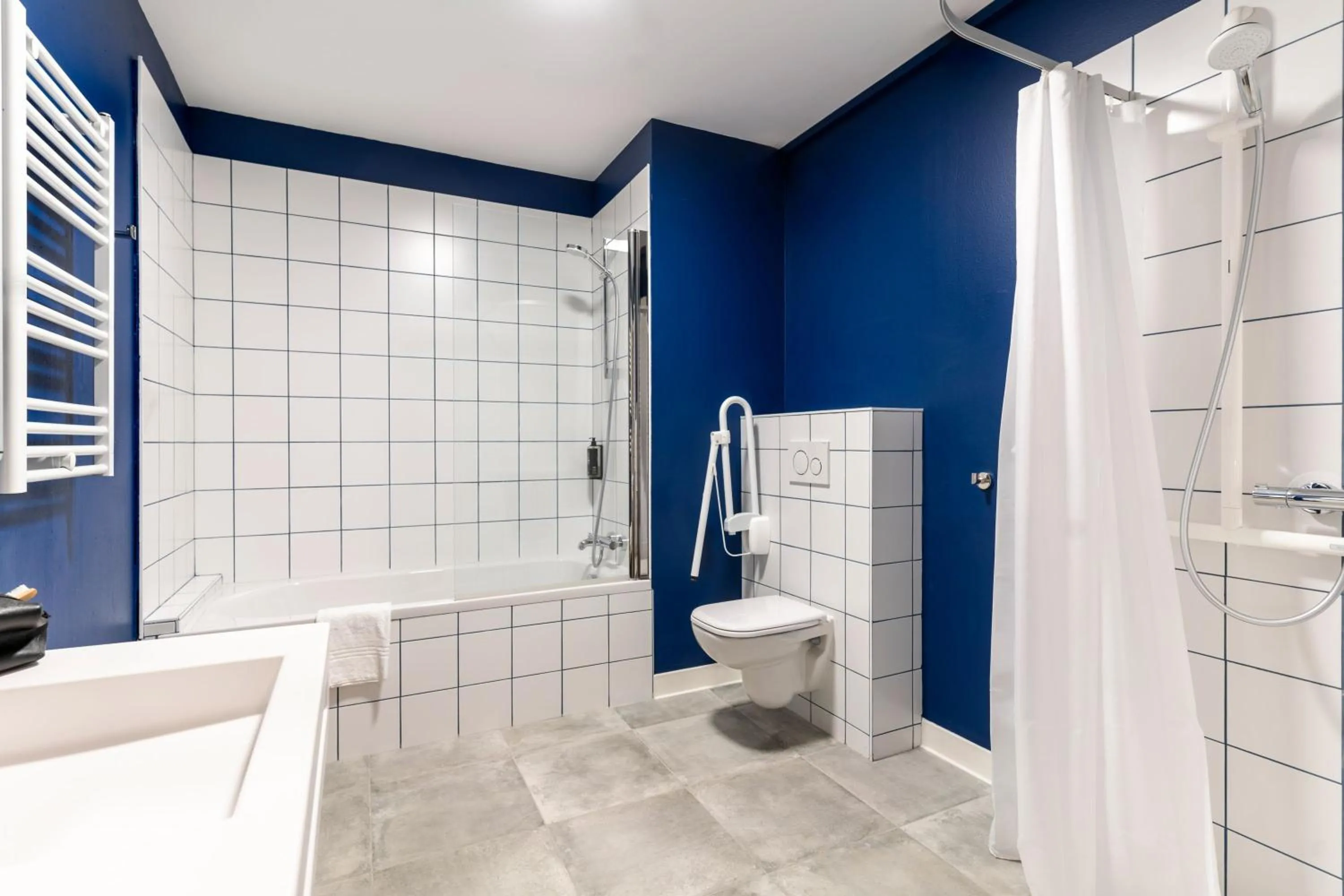 Bathroom in ibis Styles Morlaix