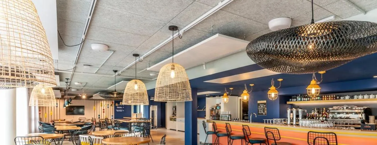 Lounge or bar in ibis Styles Morlaix
