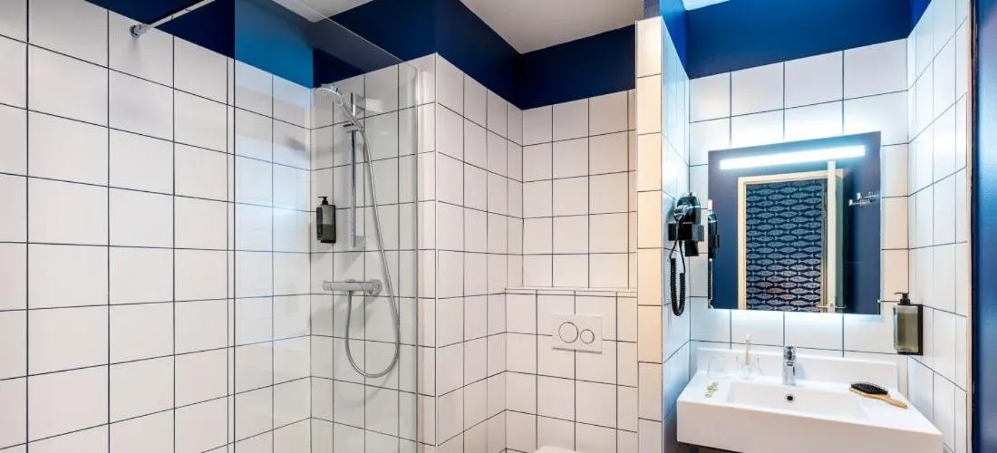 Bathroom in ibis Styles Morlaix