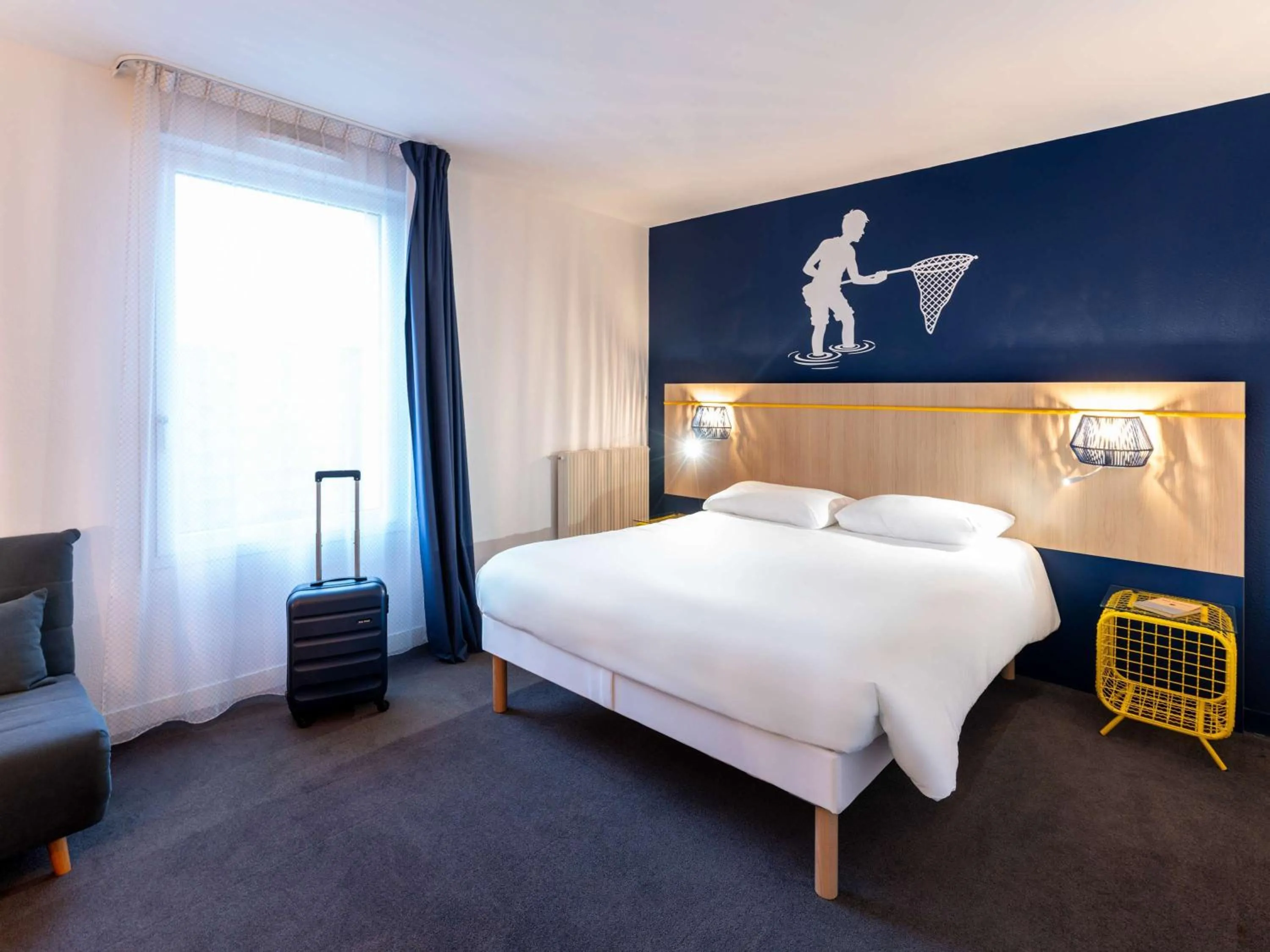 Accessible standard Room with One Double Bed and One Single Bed in ibis Styles Morlaix