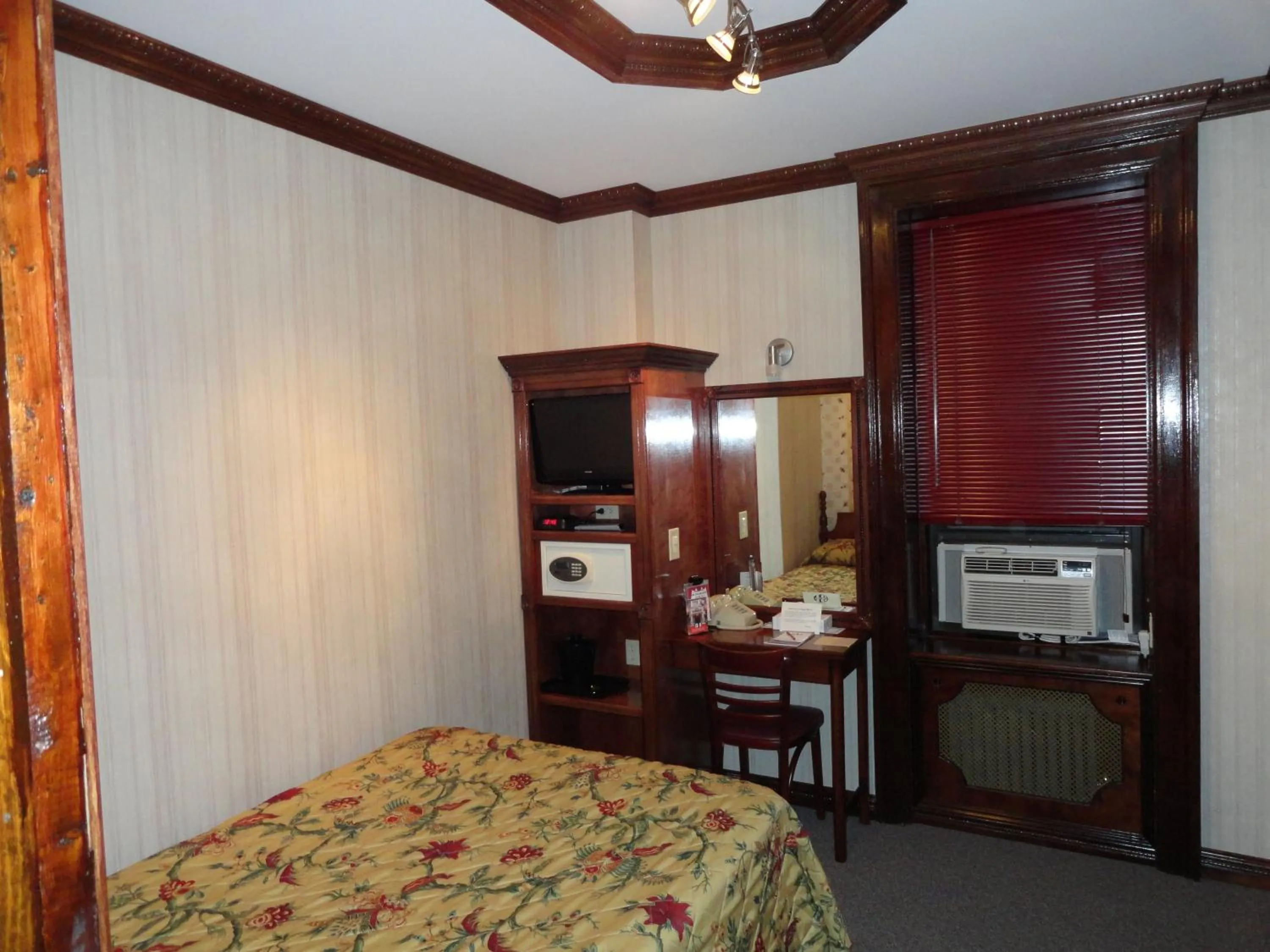 Photo of the whole room, Bed in Hotel 31 Extended Stay