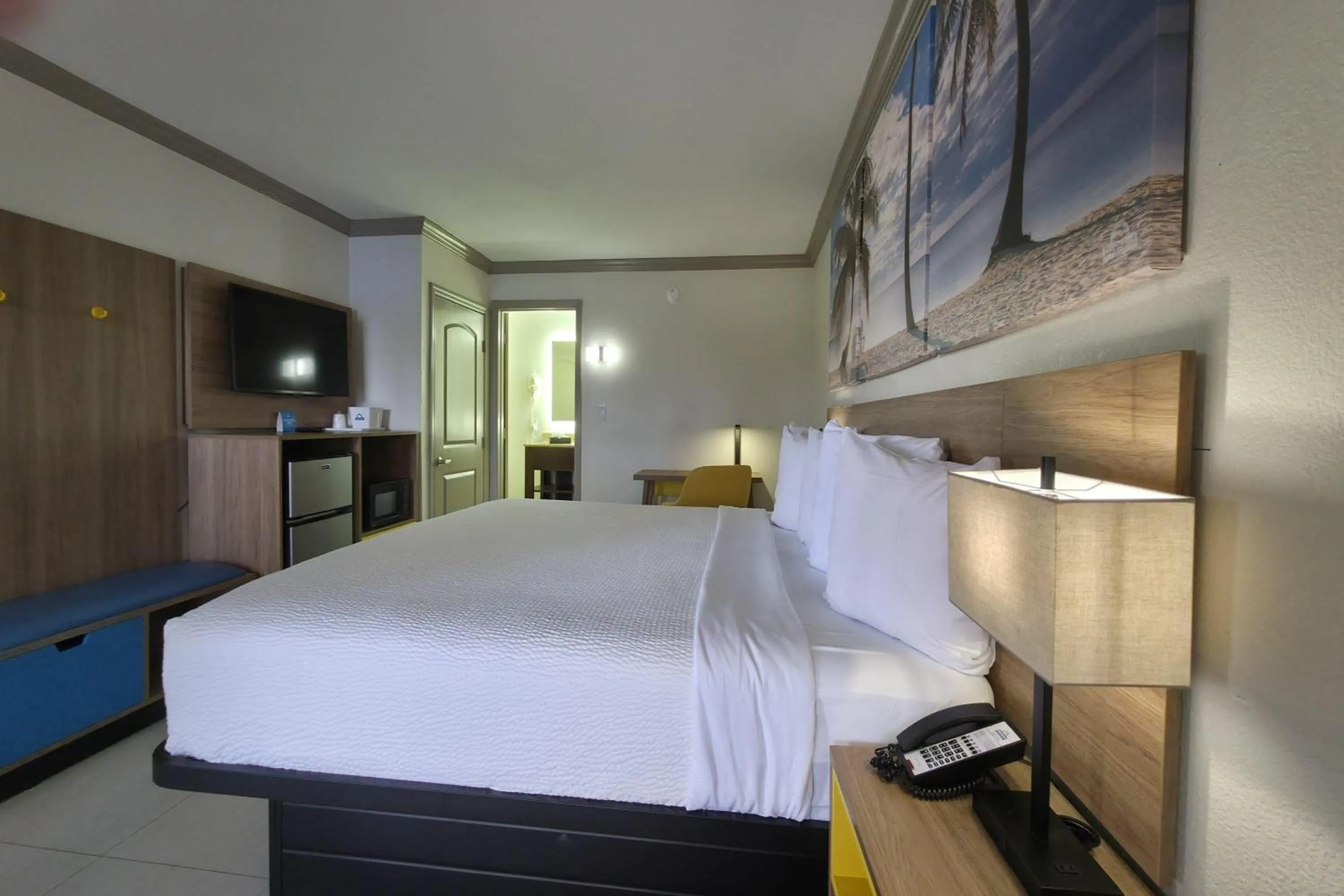 Photo of the whole room, Bed in Days Inn by Wyndham Florida City