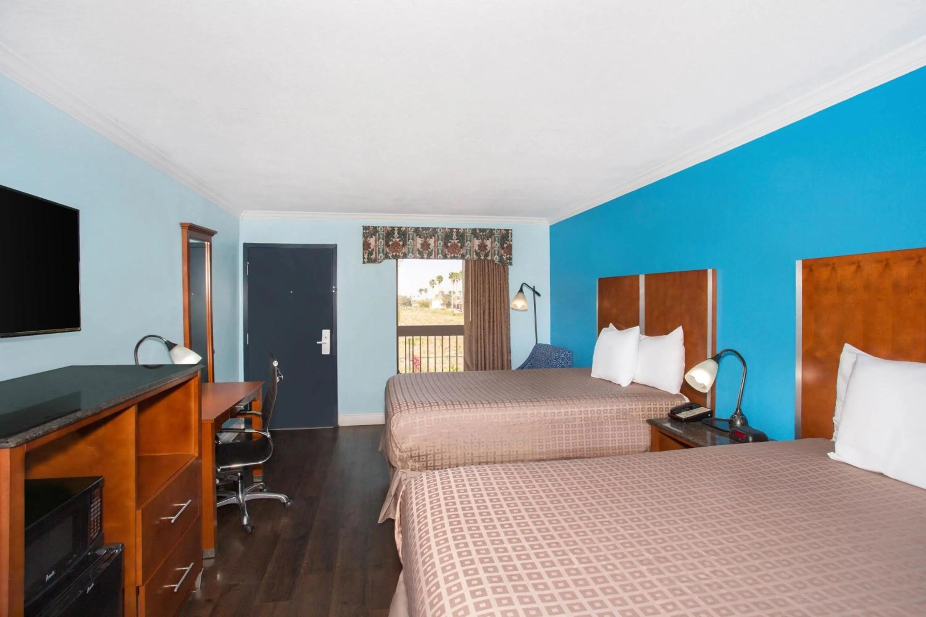 Photo of the whole room, Bed in Days Inn by Wyndham Florida City