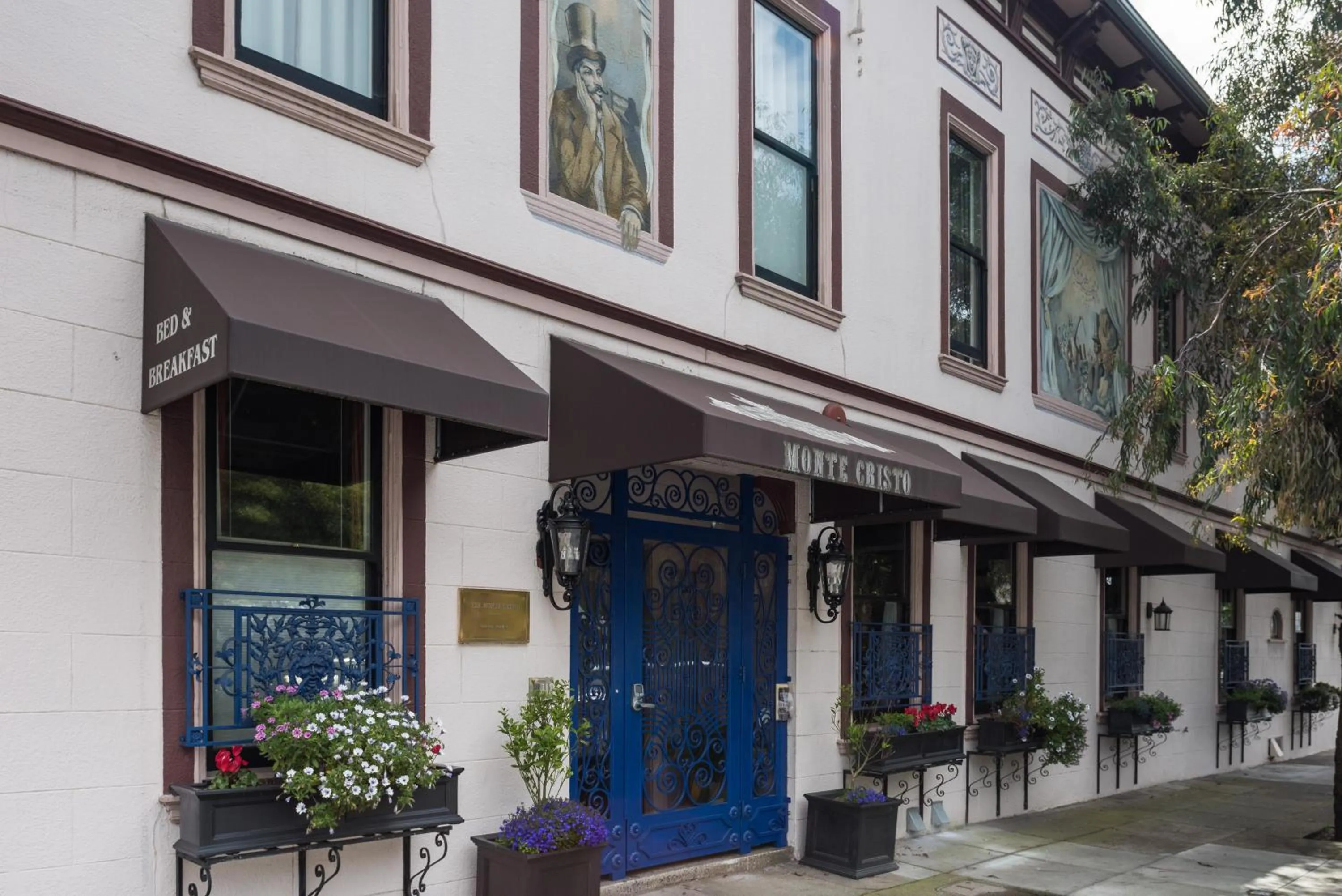 Facade/entrance in The Monte Cristo