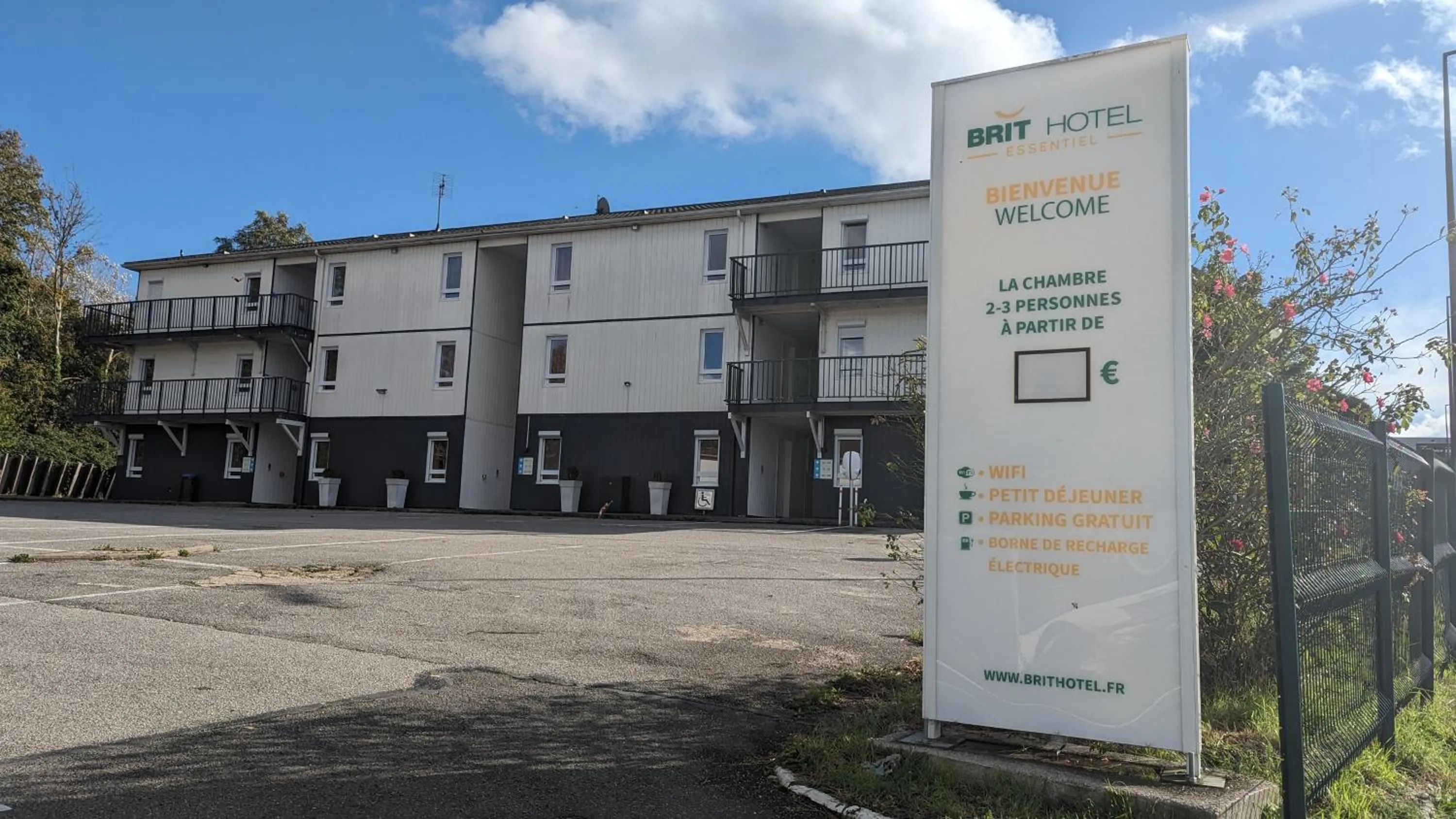 Property building in BRIT Hotel Rouen Nord - Barentin