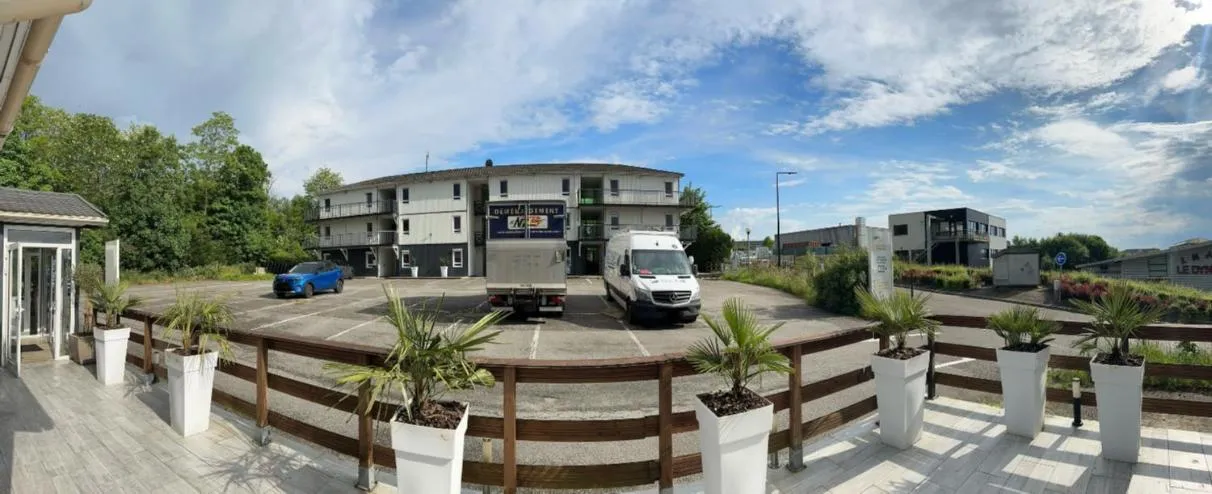 Patio in BRIT Hotel Rouen Nord - Barentin