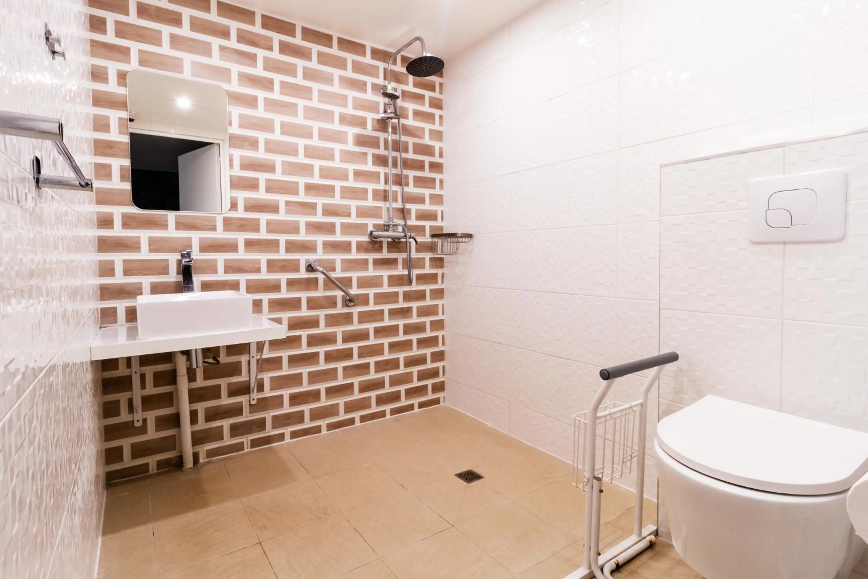 Shower in BRIT Hotel Rouen Nord - Barentin