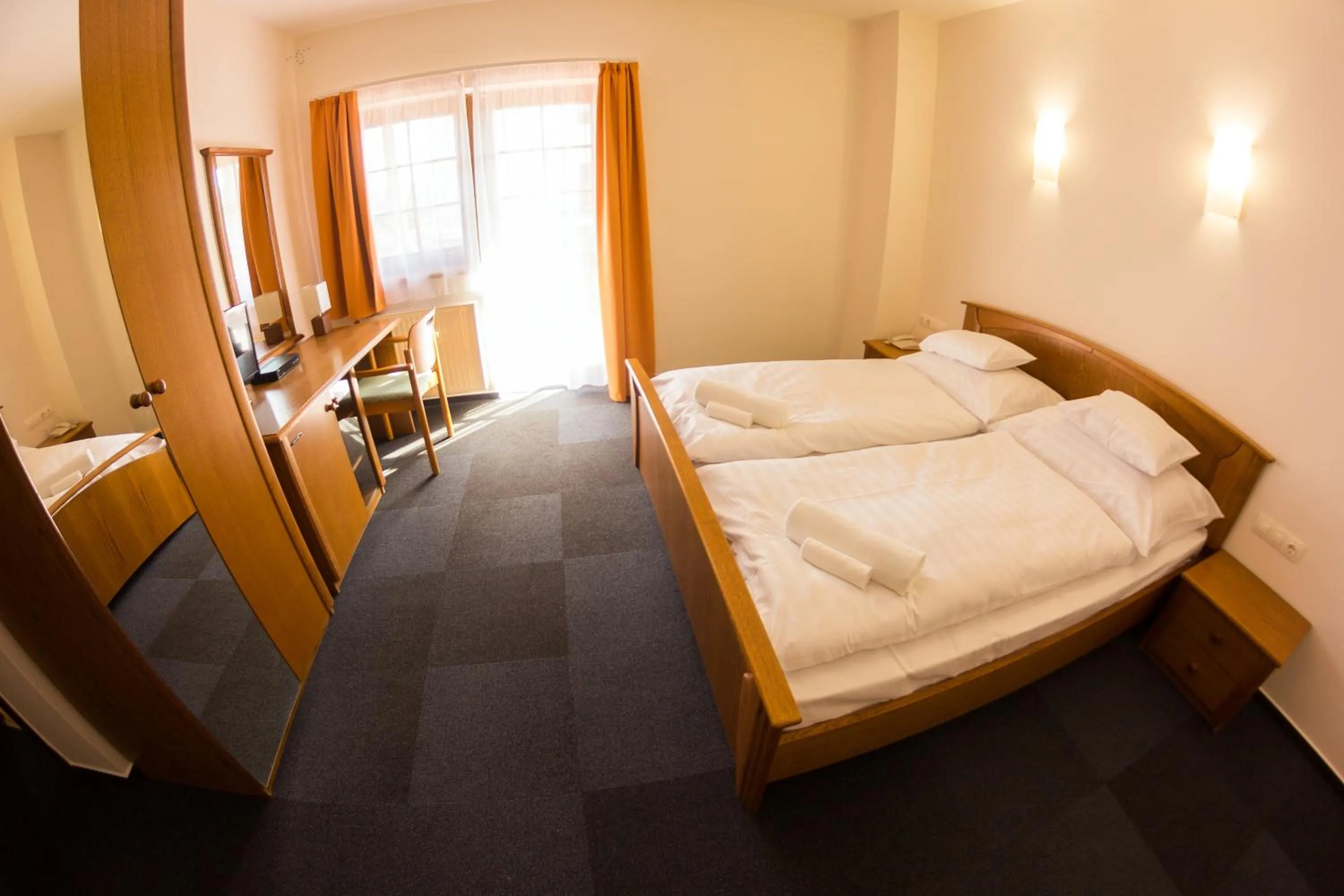 Photo of the whole room, Bed in M1 Szekér Csárda Hotel és Étterem