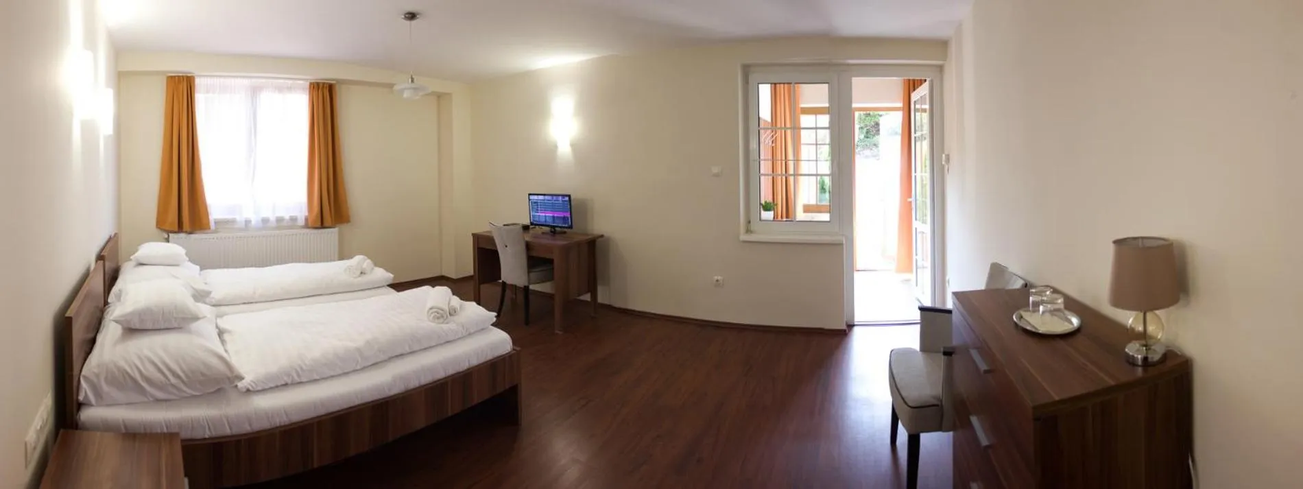 Bedroom, Bed in M1 Szekér Csárda Hotel és Étterem