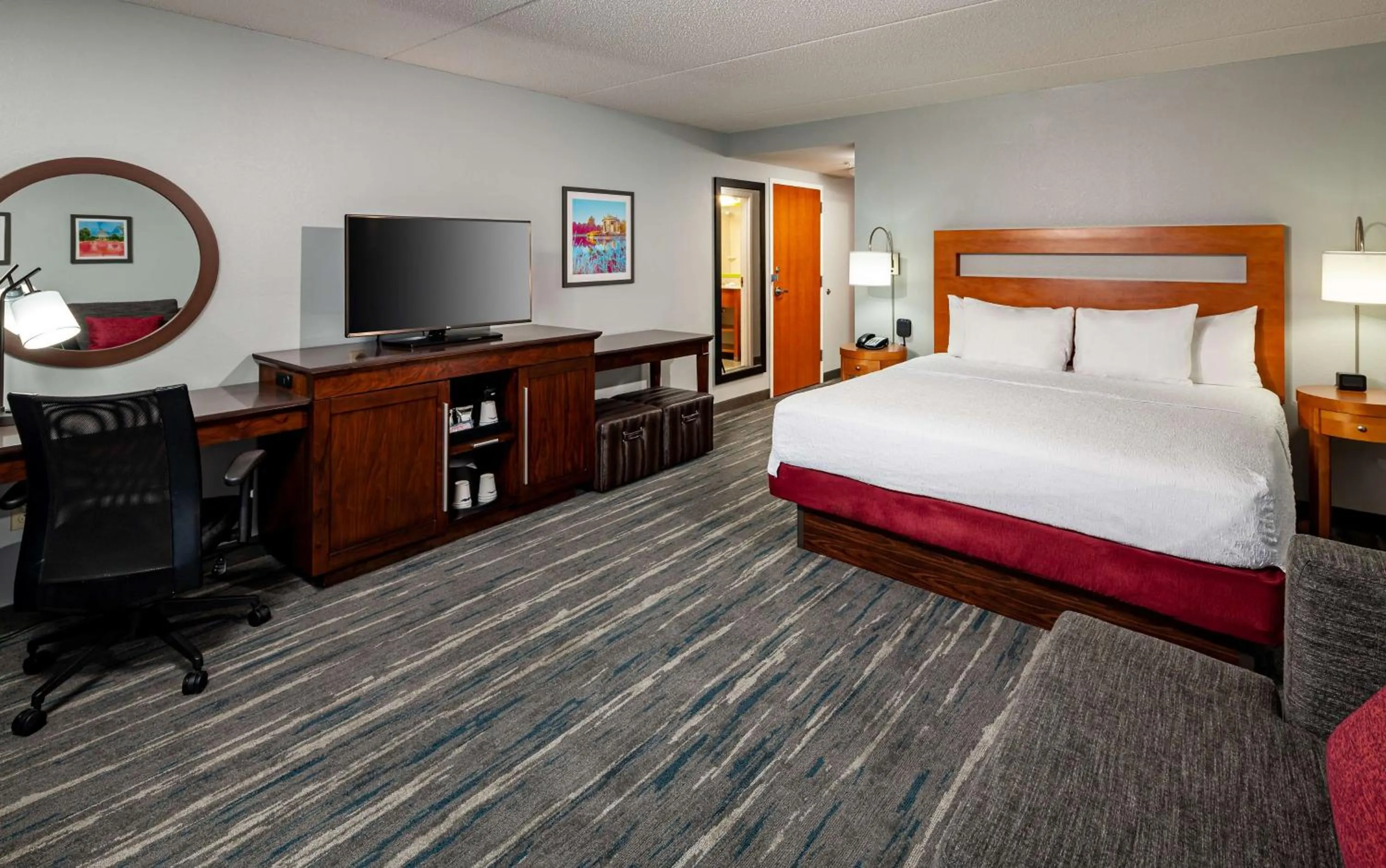 Bedroom, Bed in Hampton Inn & Suites St. Louis at Forest Park