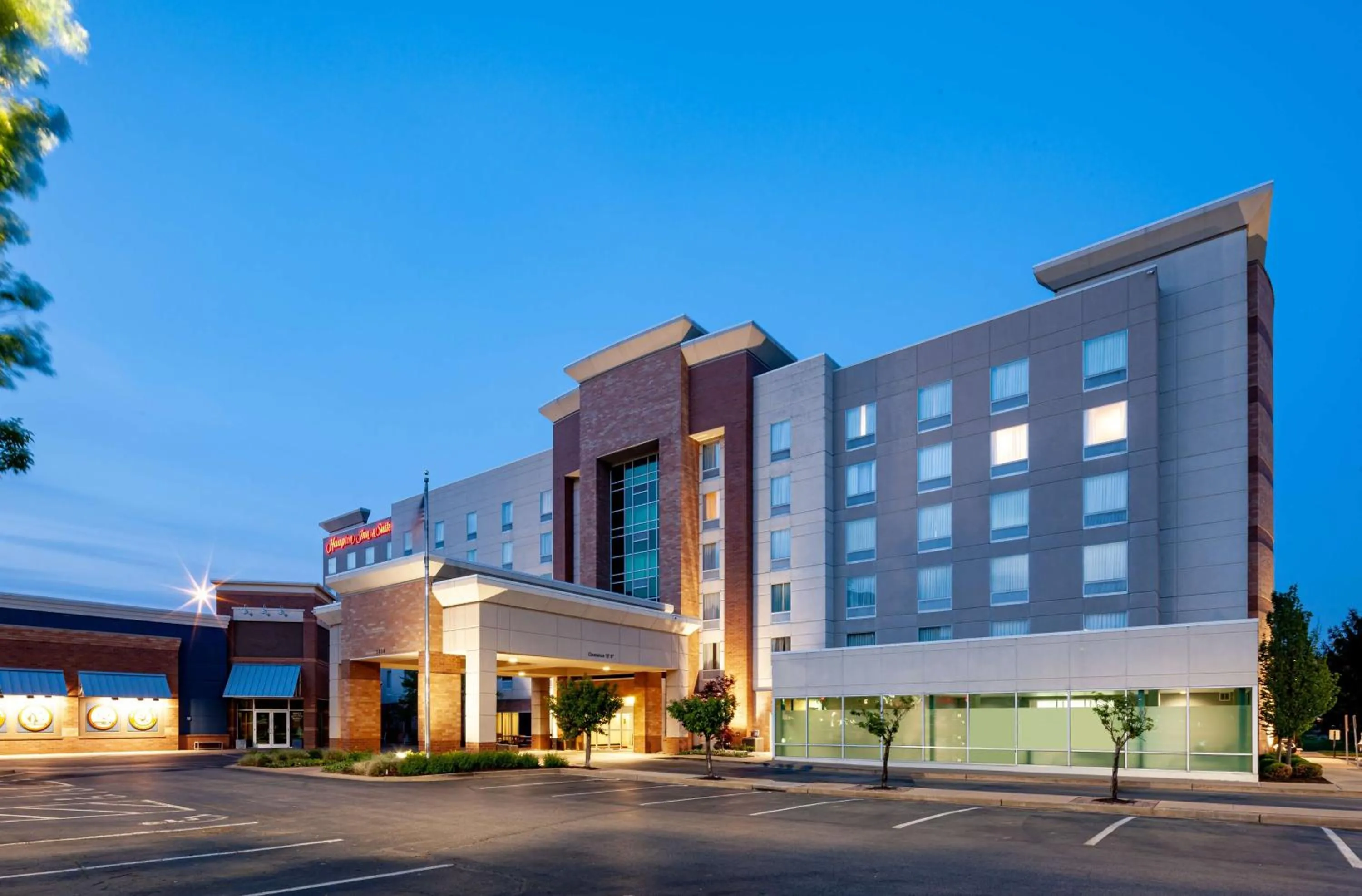 Property building in Hampton Inn & Suites St. Louis at Forest Park