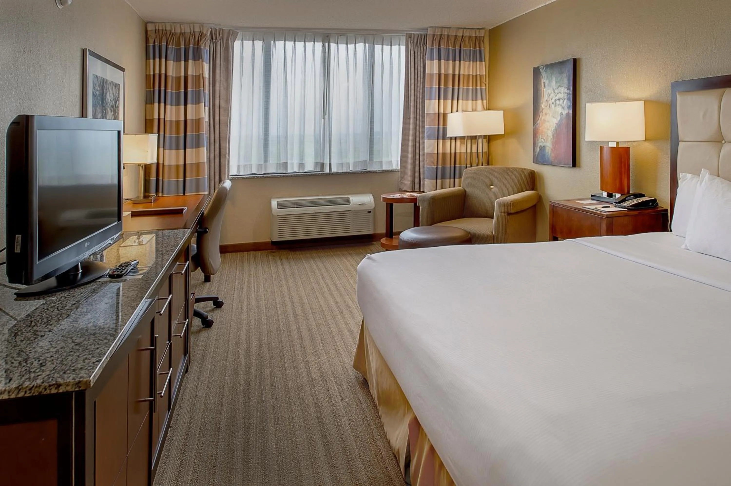 Bedroom, Bed in DoubleTree by Hilton St. Louis at Westport