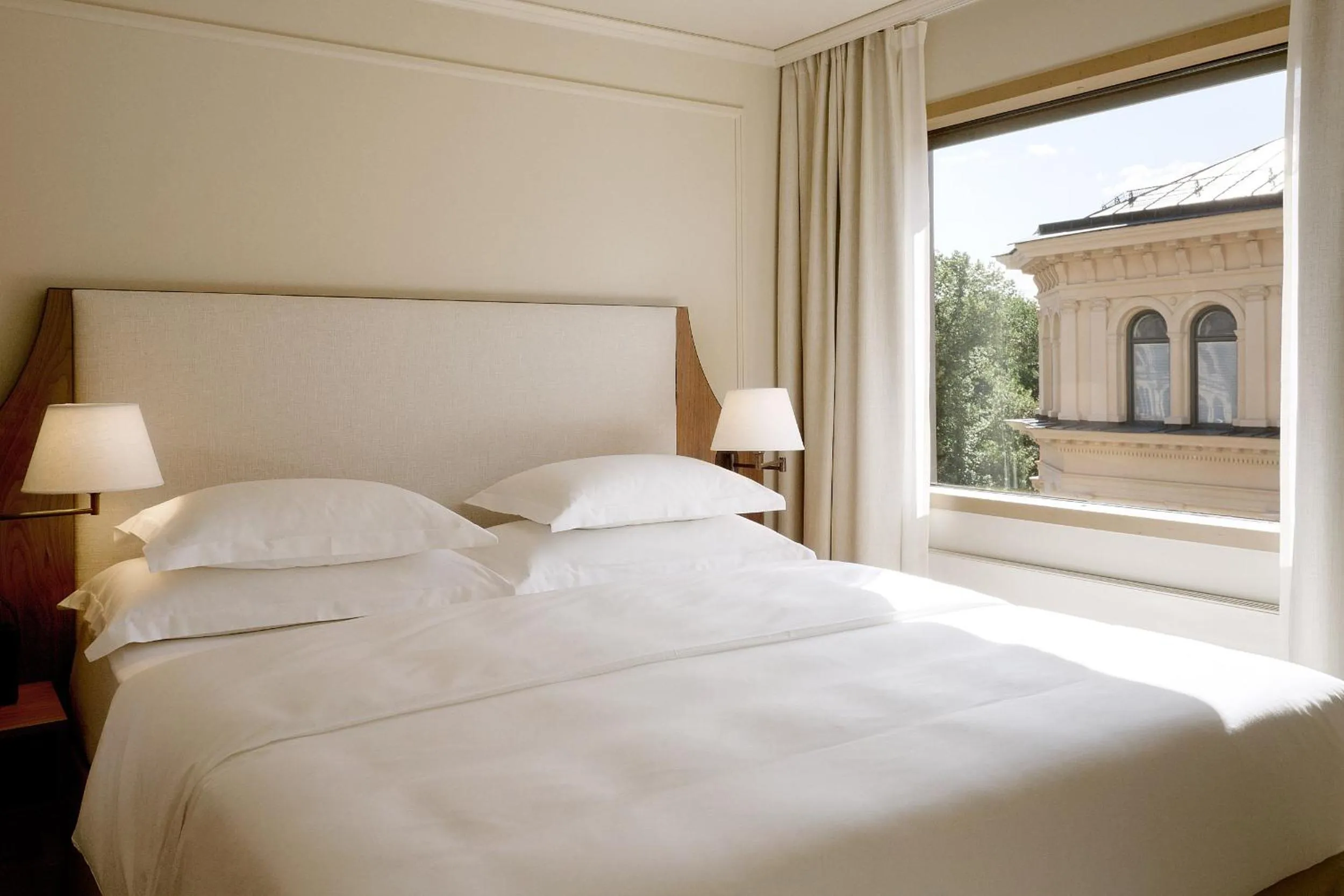 View (from property/room), Bed in Hotel Tegnerlunden