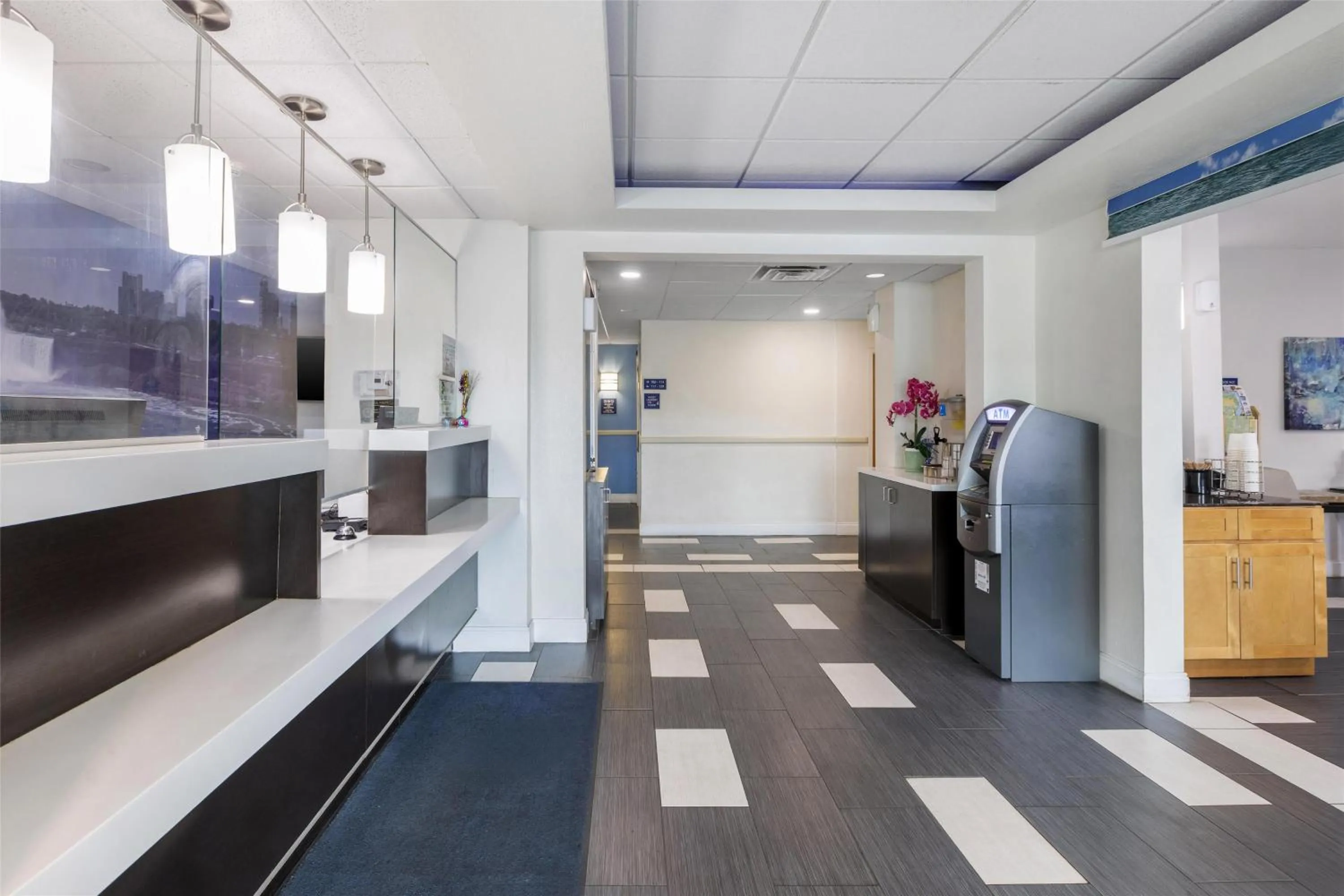Lobby or reception in SureStay Plus Hotel by Best Western Niagara Falls East