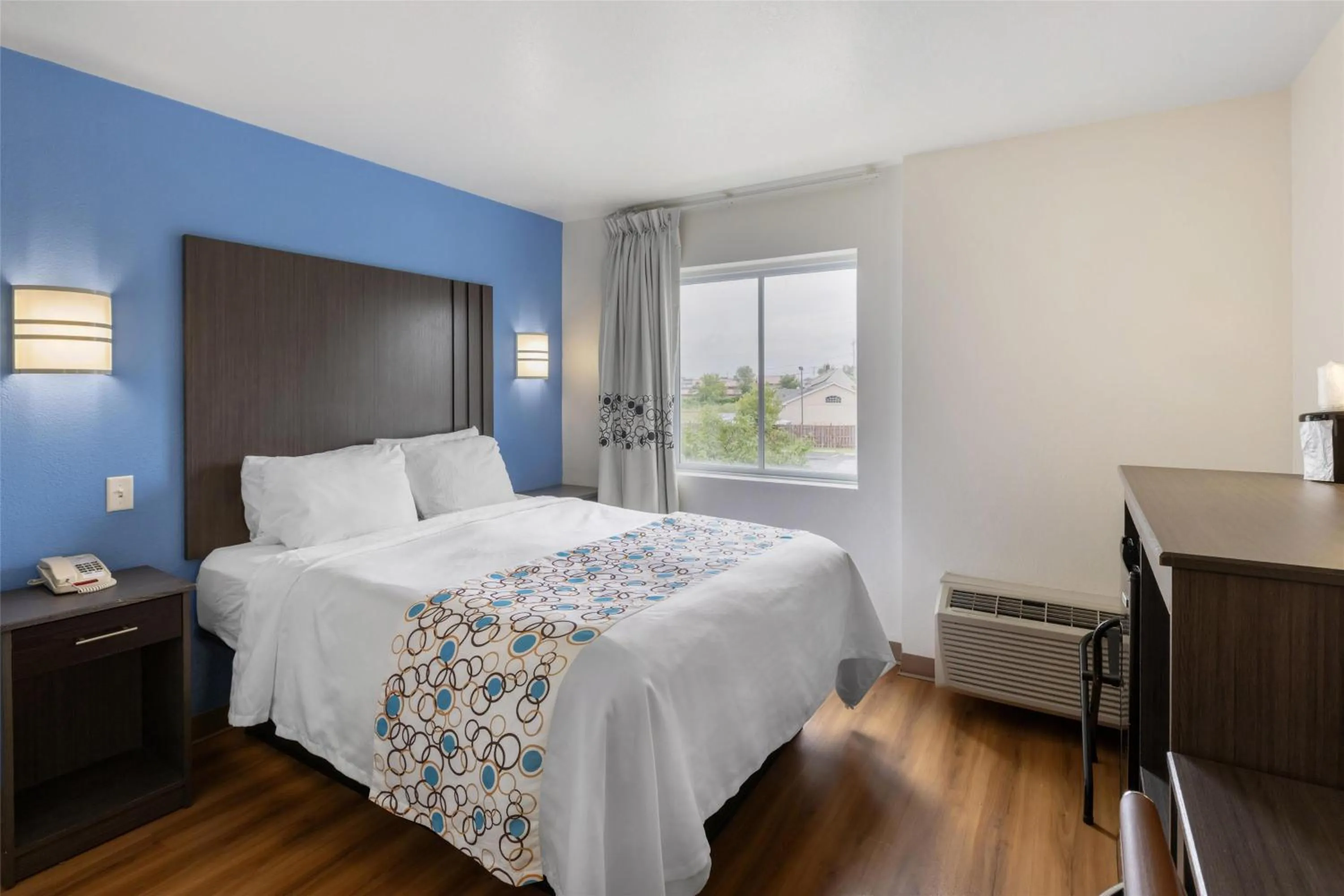 Bedroom, Bed in SureStay Plus Hotel by Best Western Niagara Falls East
