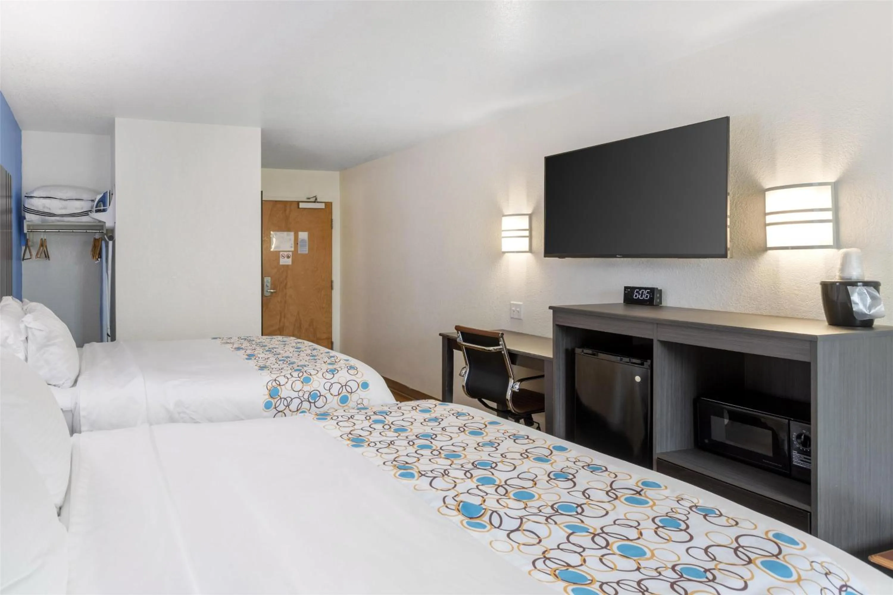 Bedroom, Bed in SureStay Plus Hotel by Best Western Niagara Falls East