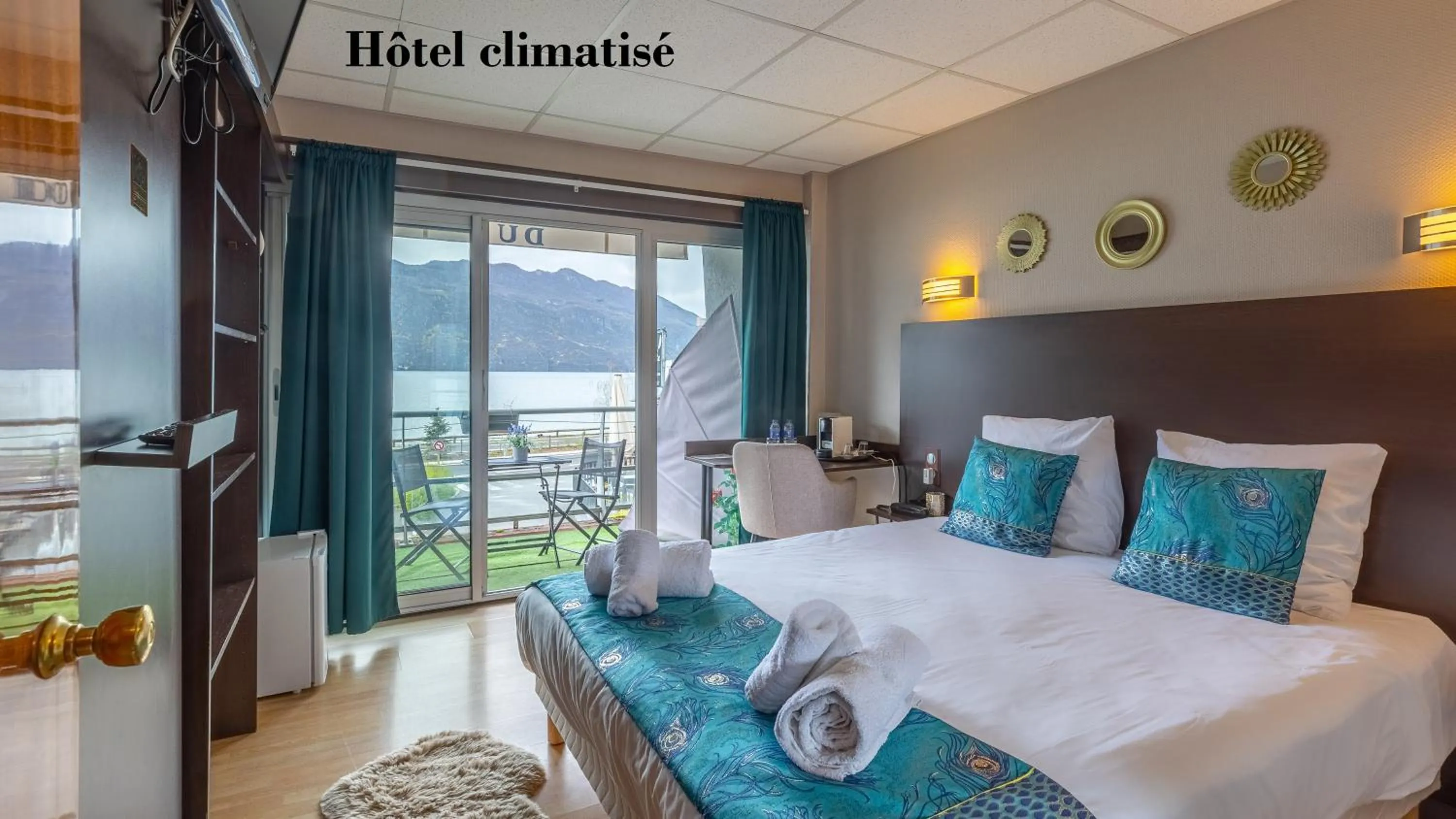 Bed in Hôtel du Poète