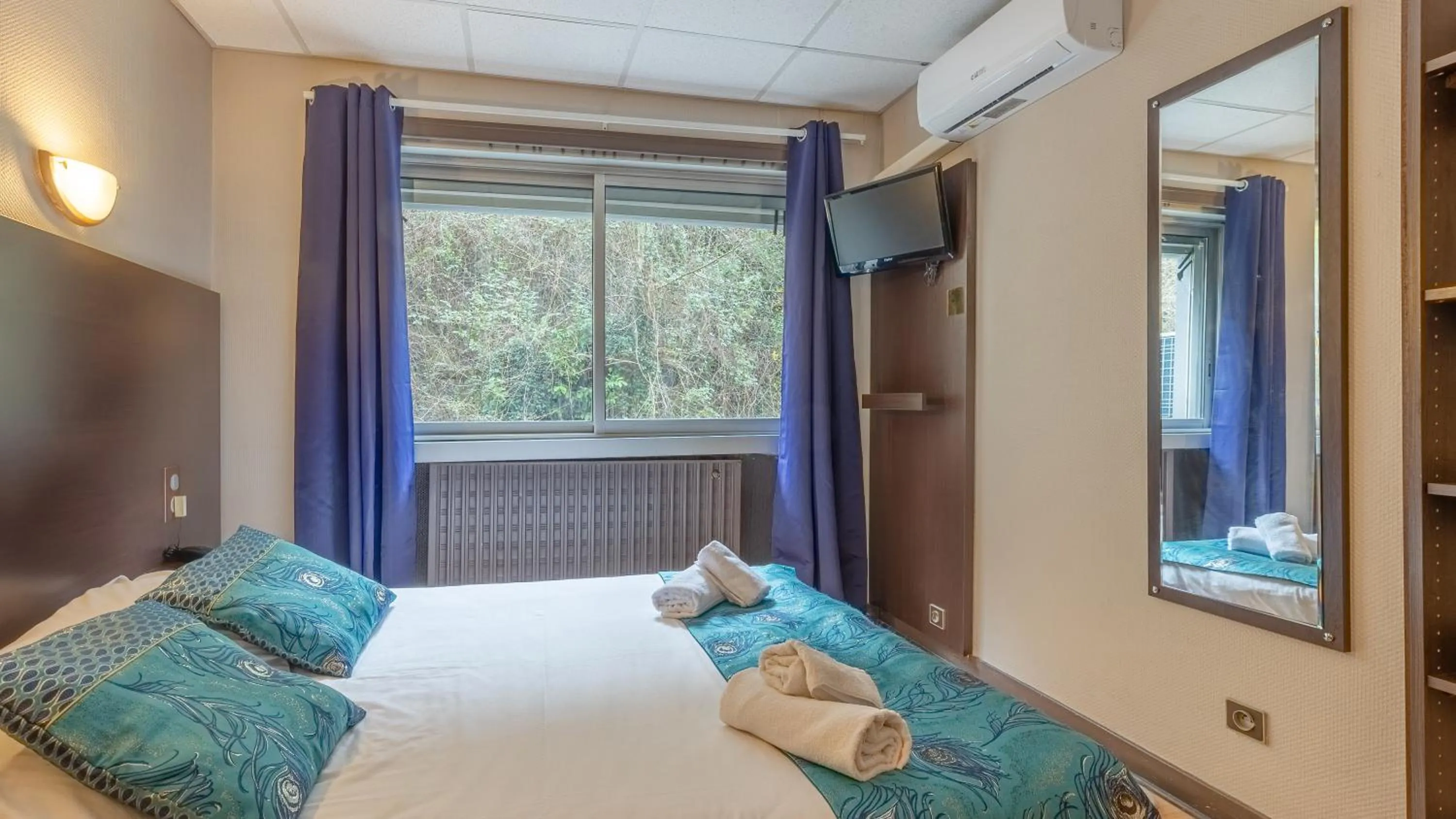 Bed in Hôtel du Poète