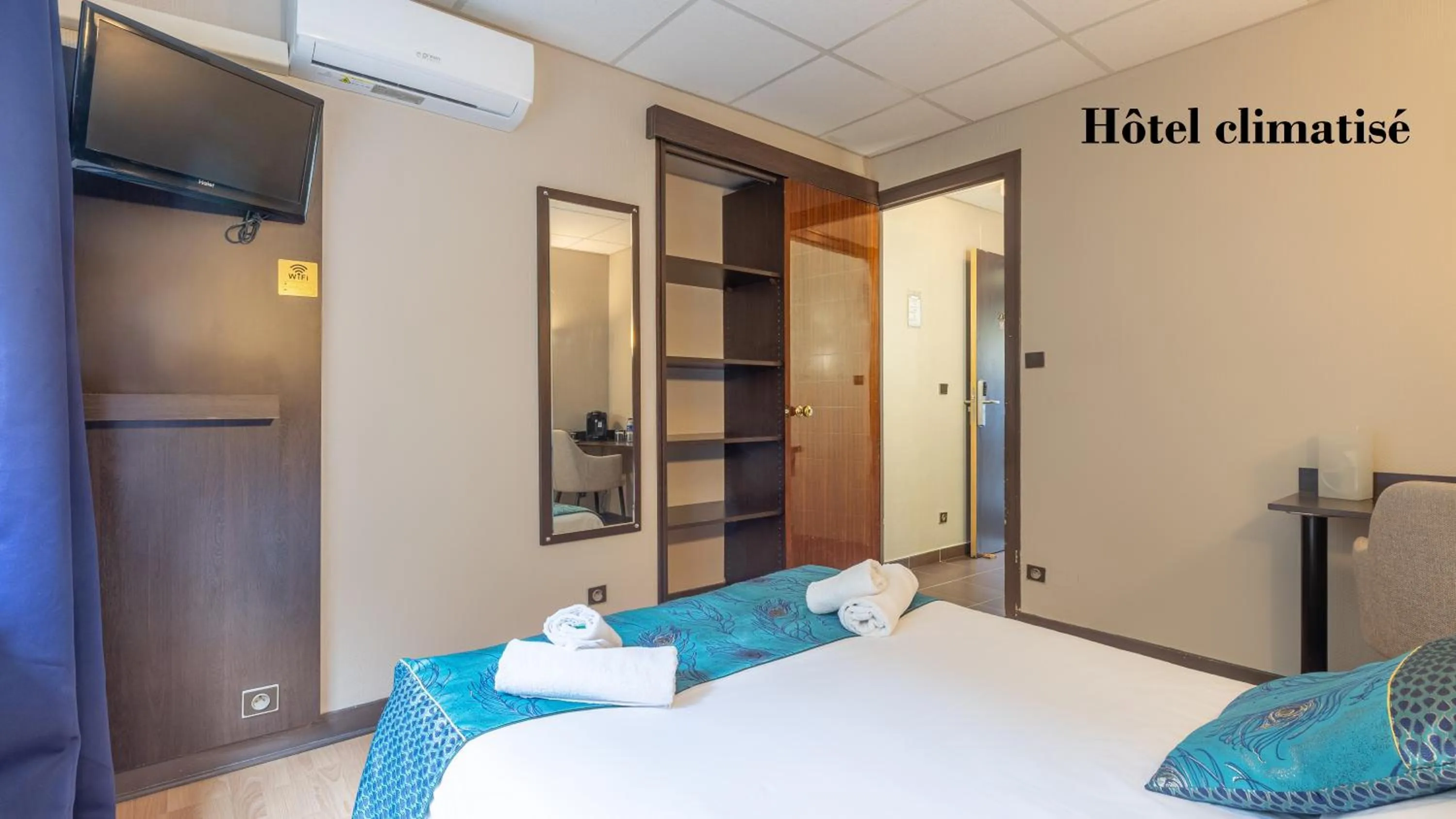 Bed in Hôtel du Poète