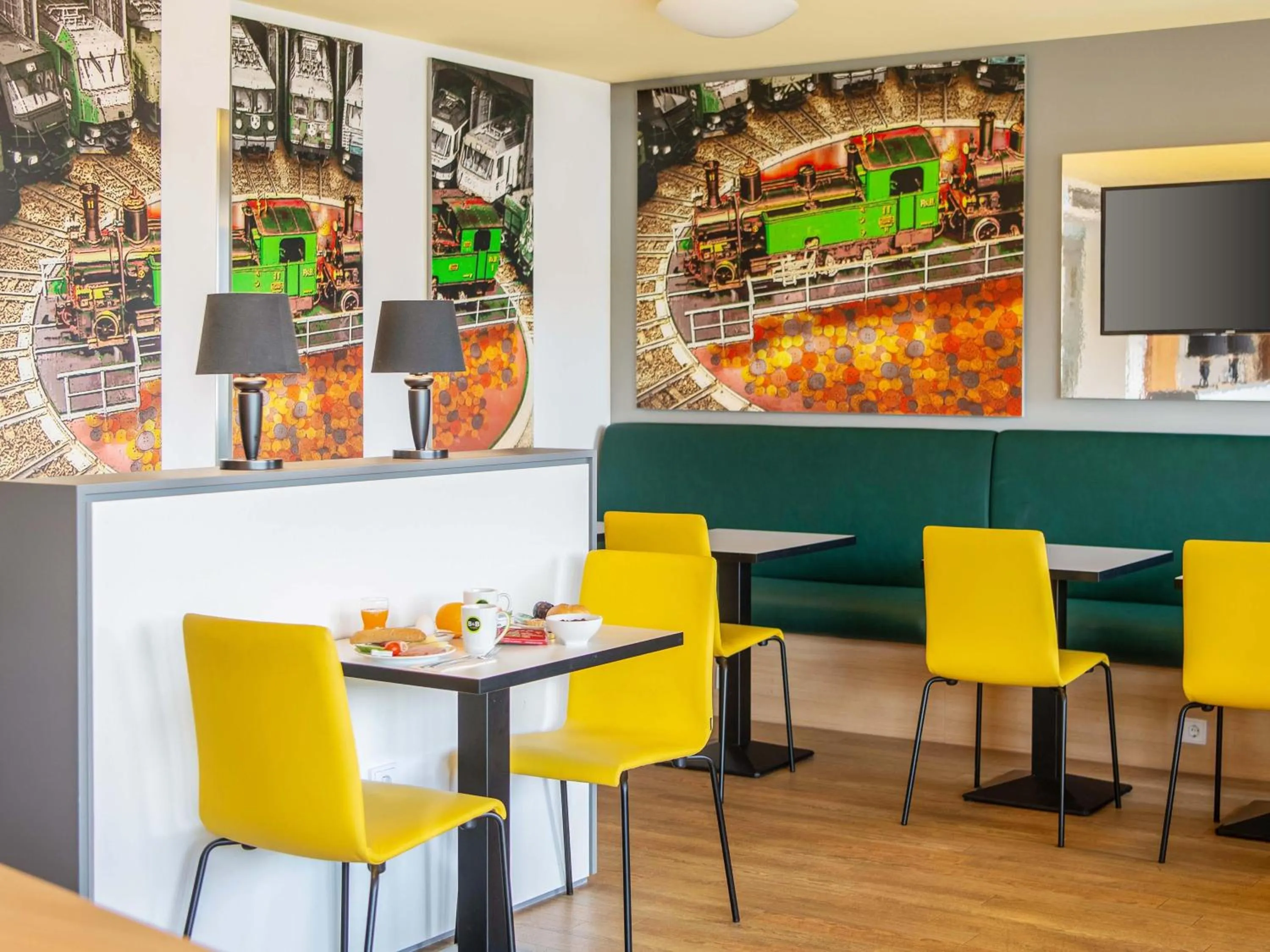 Lounge or bar in B&B Hotel Augsburg-Süd