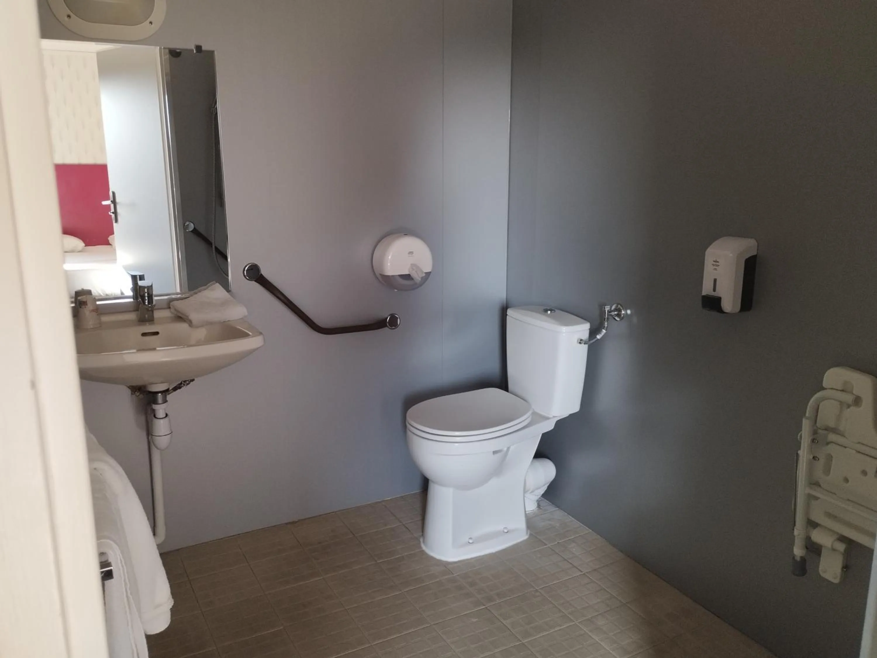 Facility for disabled guests in Fasthôtel Clermont-Ferrand Gerzat