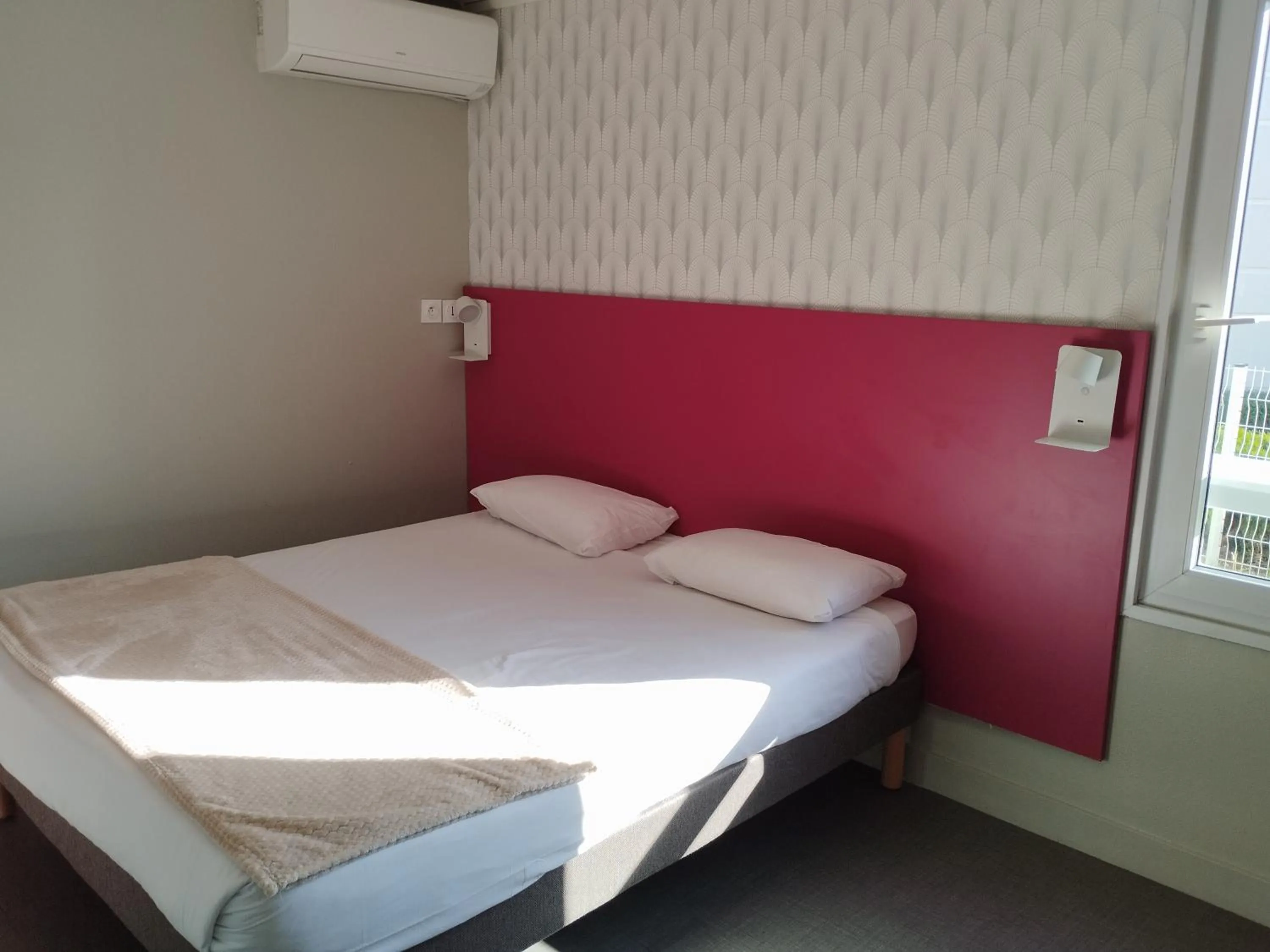 Facility for disabled guests, Bed in Fasthôtel Clermont-Ferrand Gerzat