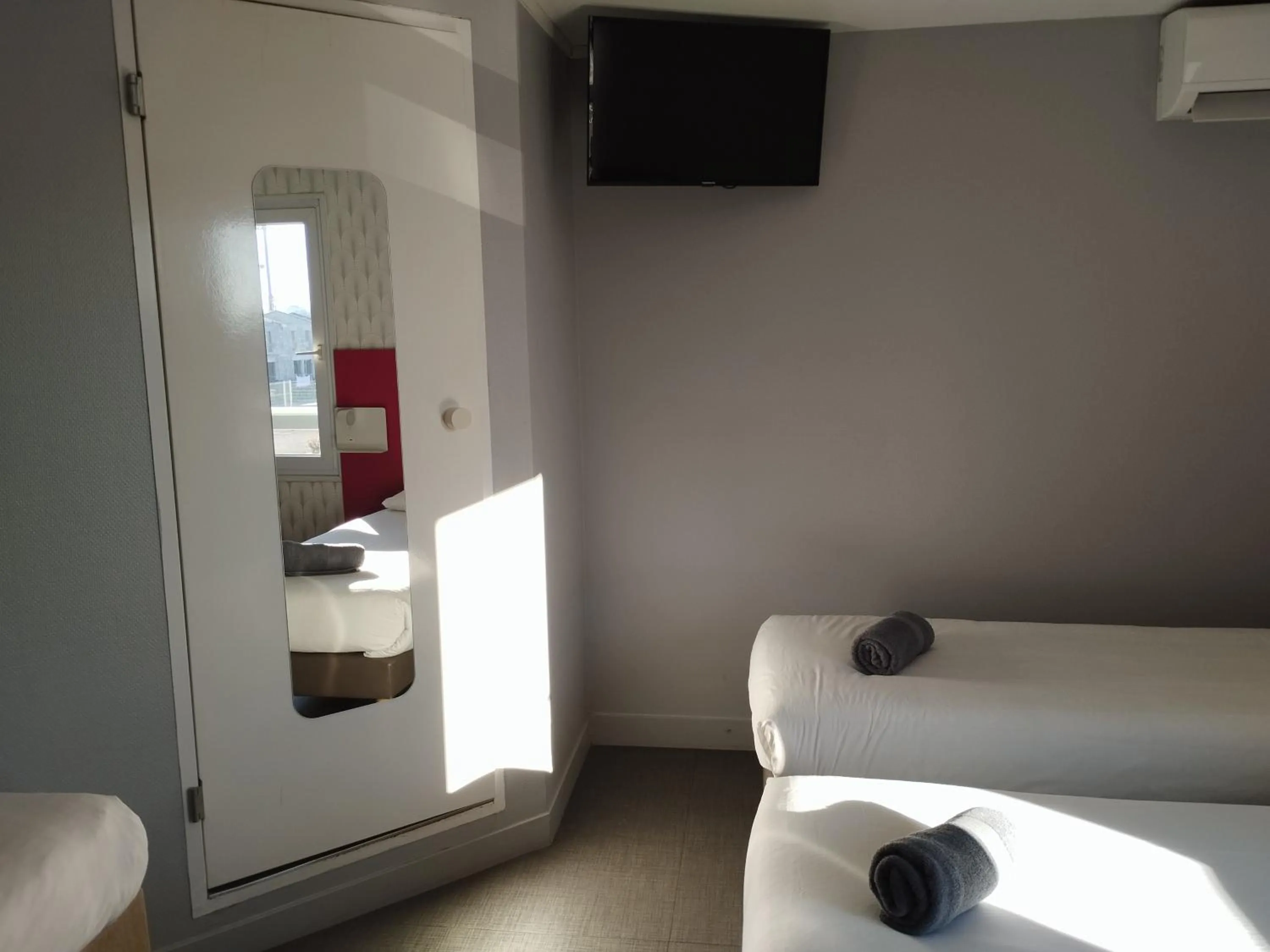 Photo of the whole room, Bed in Fasthôtel Clermont-Ferrand Gerzat