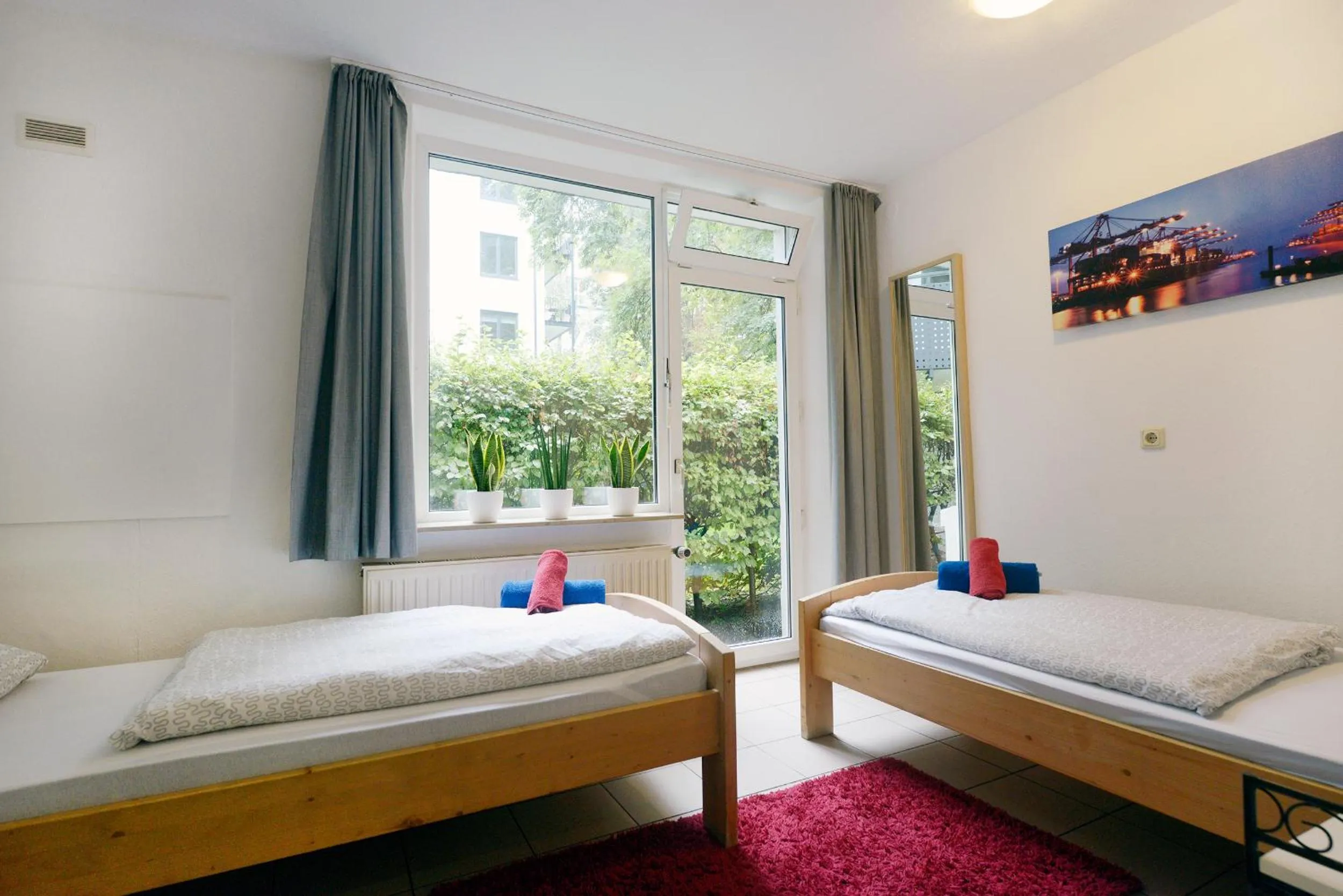 Photo of the whole room, Bed in Basement Rotherbaum