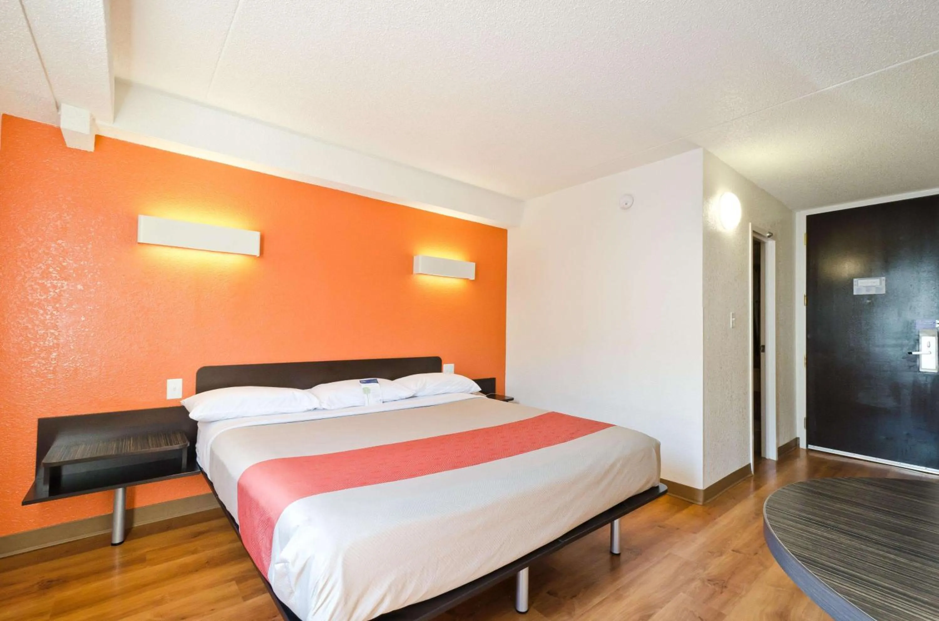 Bedroom, Bed in Motel 6-Springfield, DC - Washington Southwest