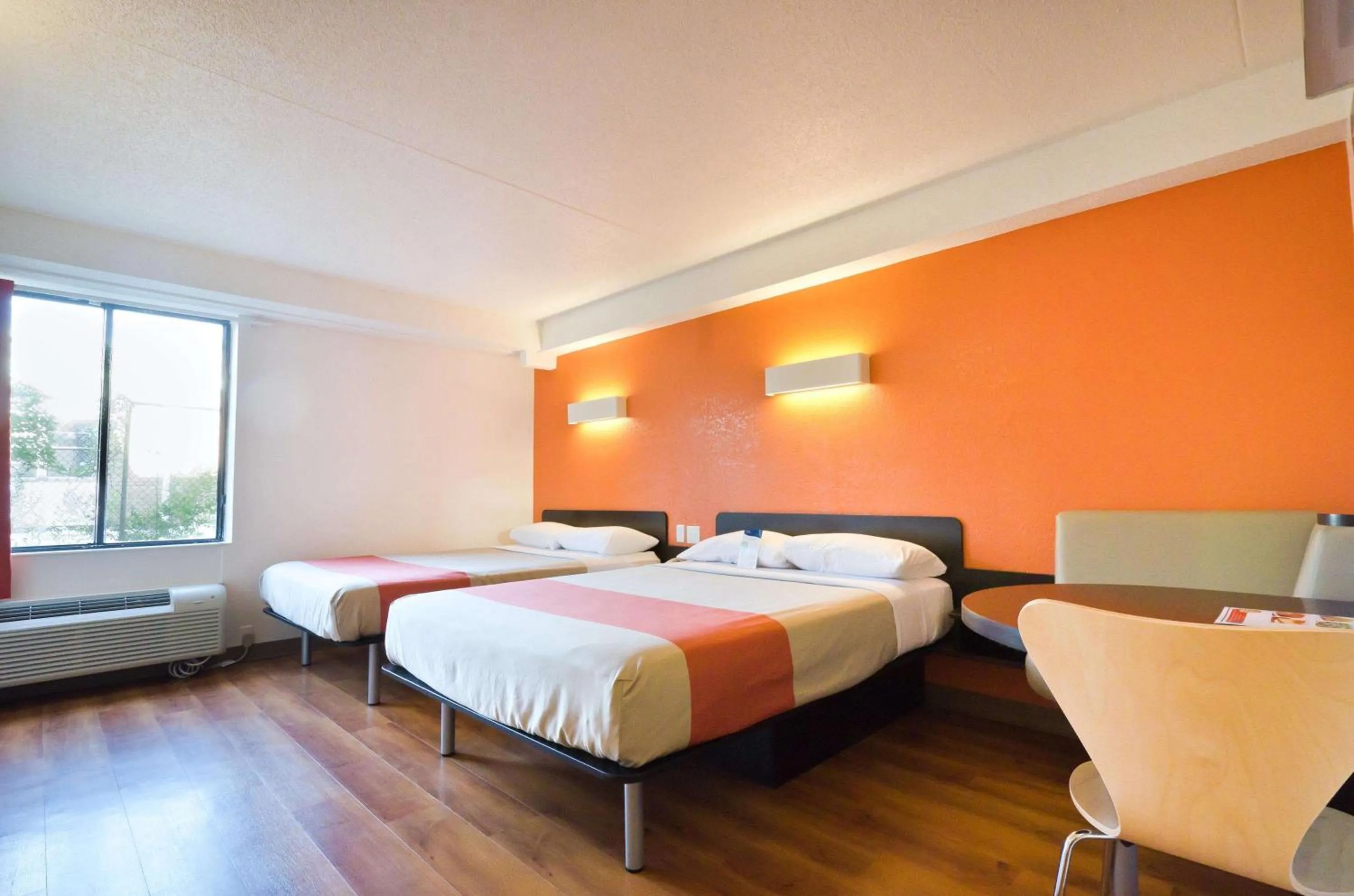 Seating area, Bed in Motel 6-Springfield, DC - Washington Southwest