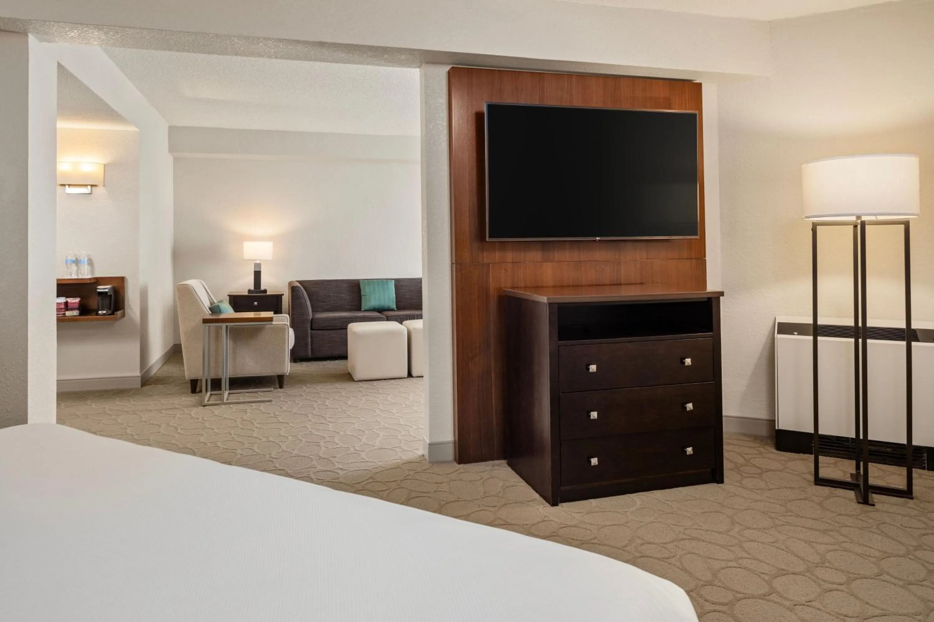 Photo of the whole room, Bed in Delta Hotels by Marriott Minneapolis Northeast