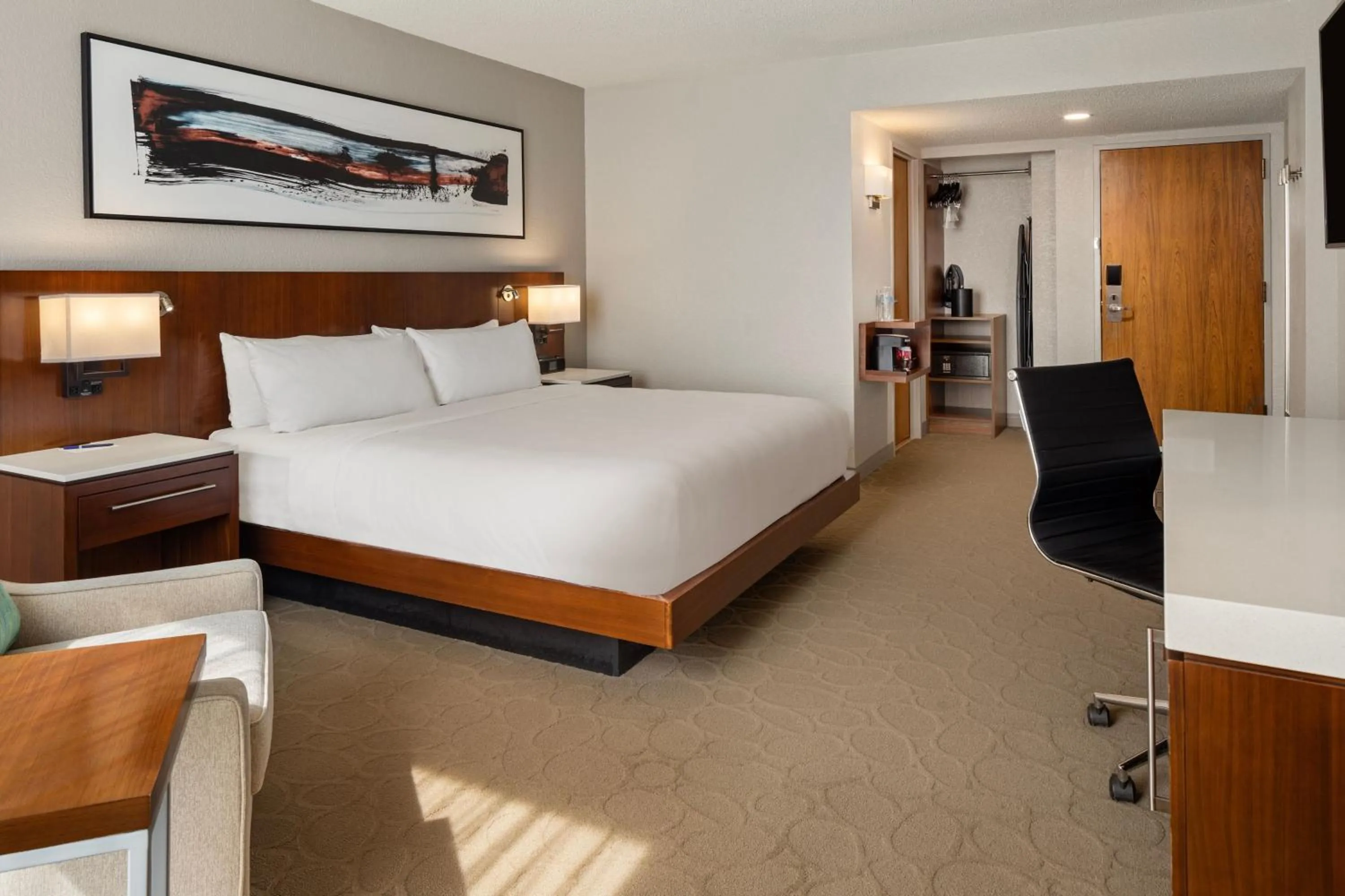 Photo of the whole room, Bed in Delta Hotels by Marriott Minneapolis Northeast