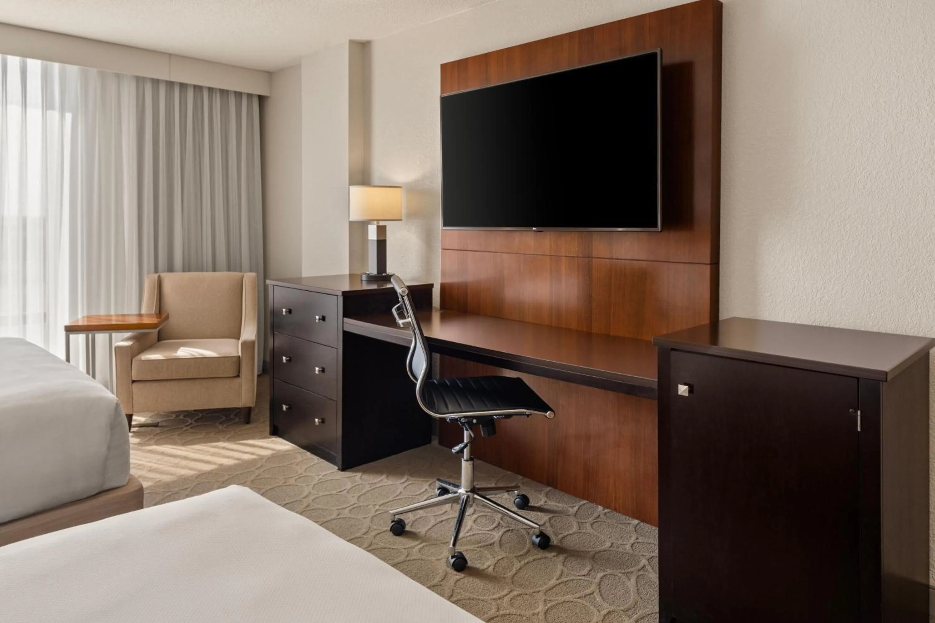 Photo of the whole room, Bed in Delta Hotels by Marriott Minneapolis Northeast
