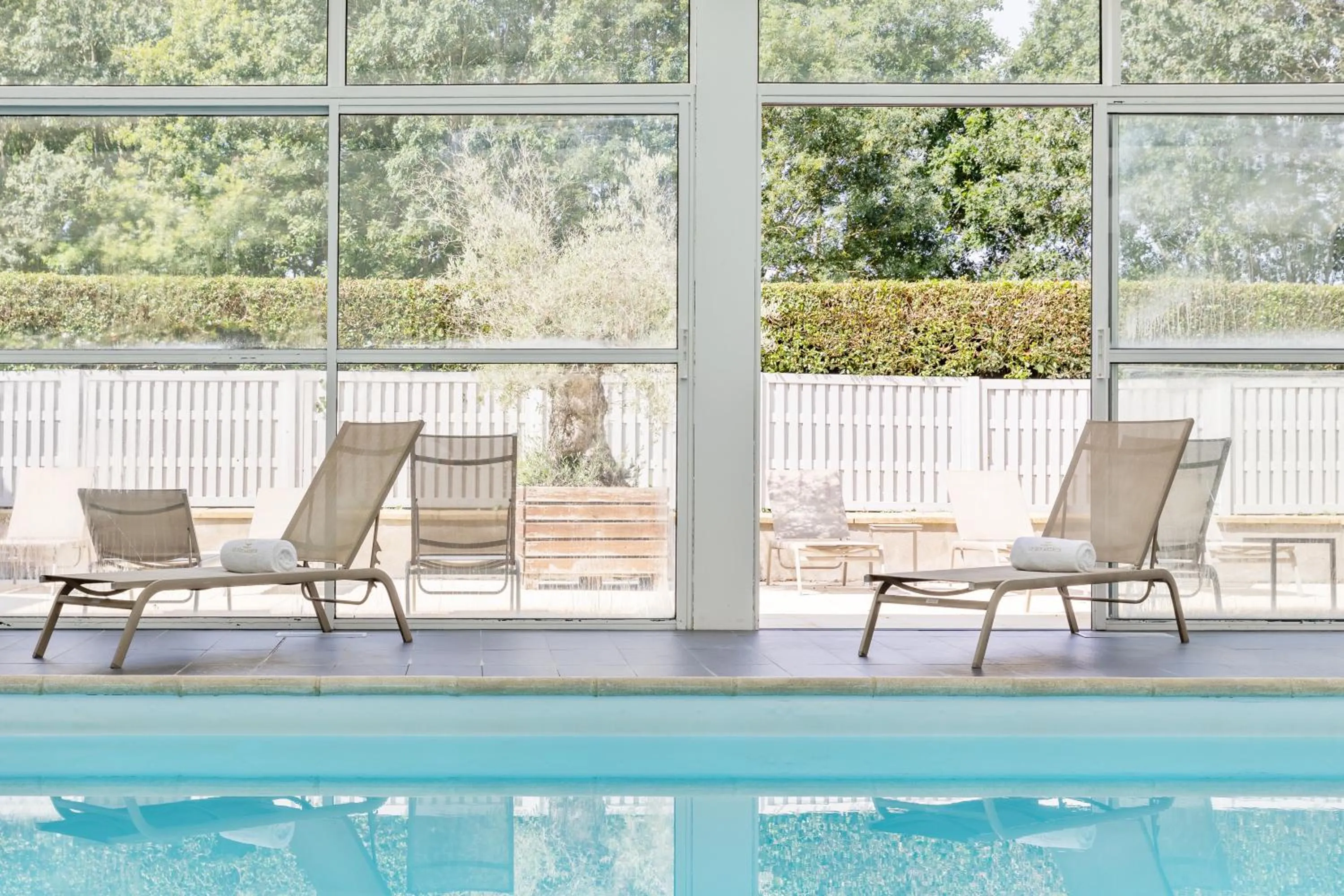 Swimming pool in Hôtel Lancelot & Spa - Domaine du Roi Arthur