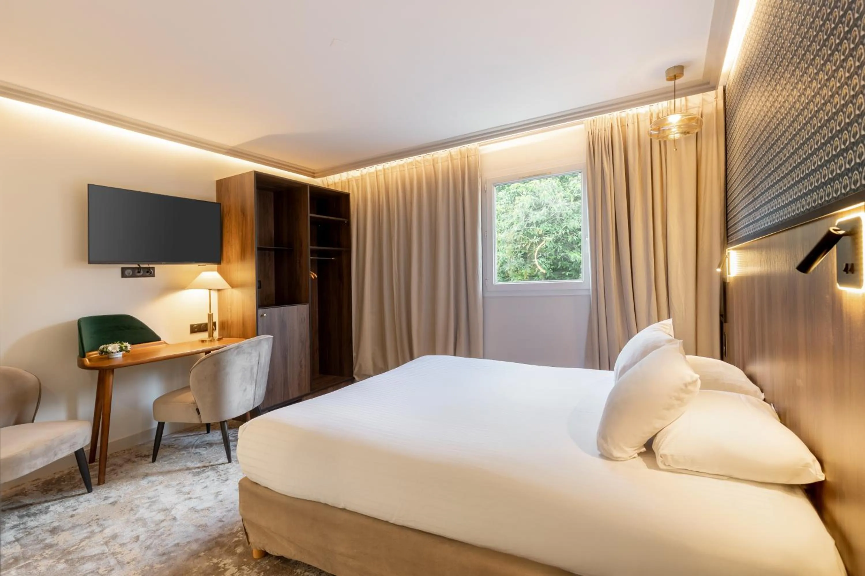 Bedroom, Bed in Hôtel Lancelot & Spa - Domaine du Roi Arthur