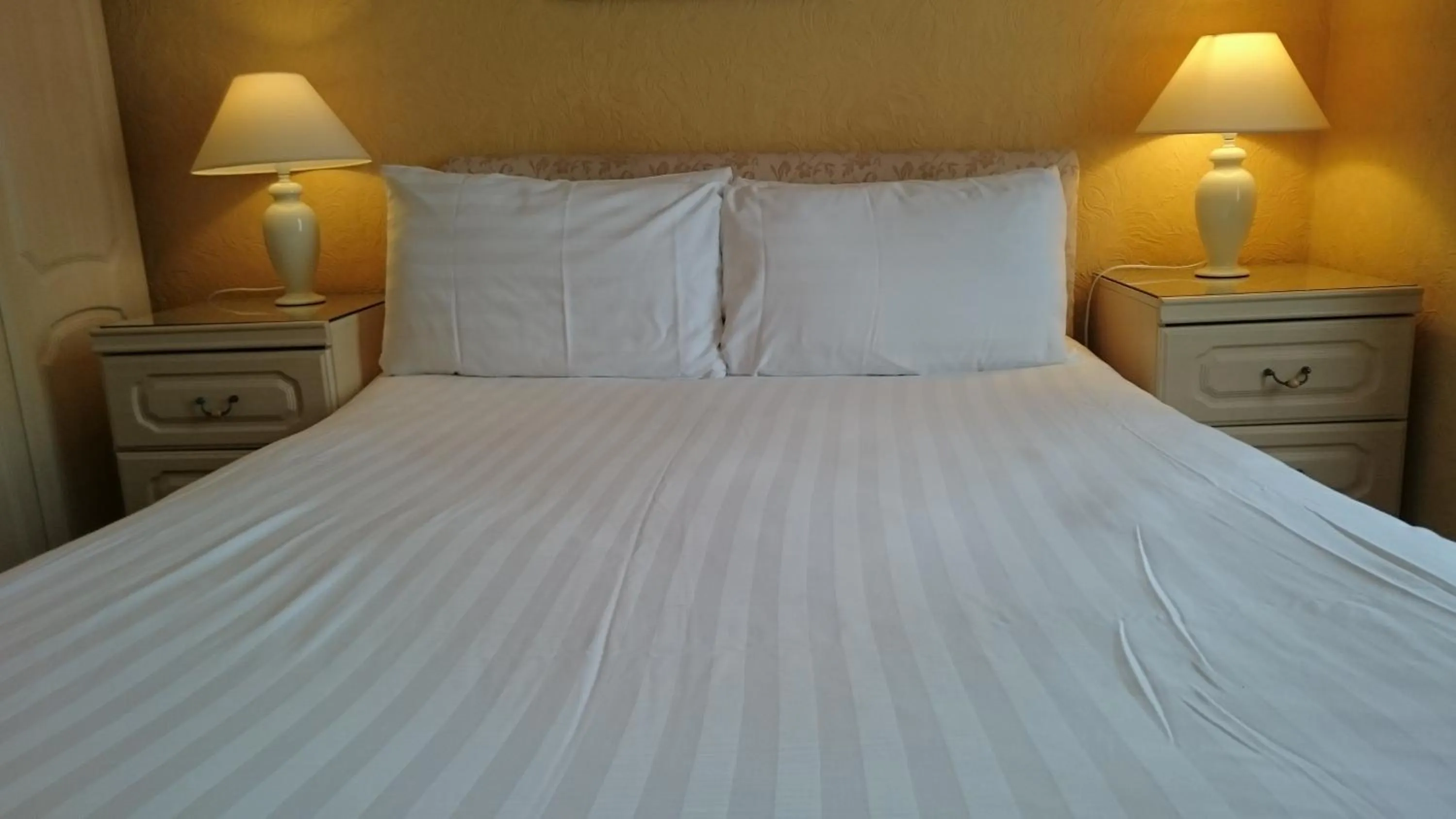 Bedroom, Bed in The Belgrave Hotel Tenby