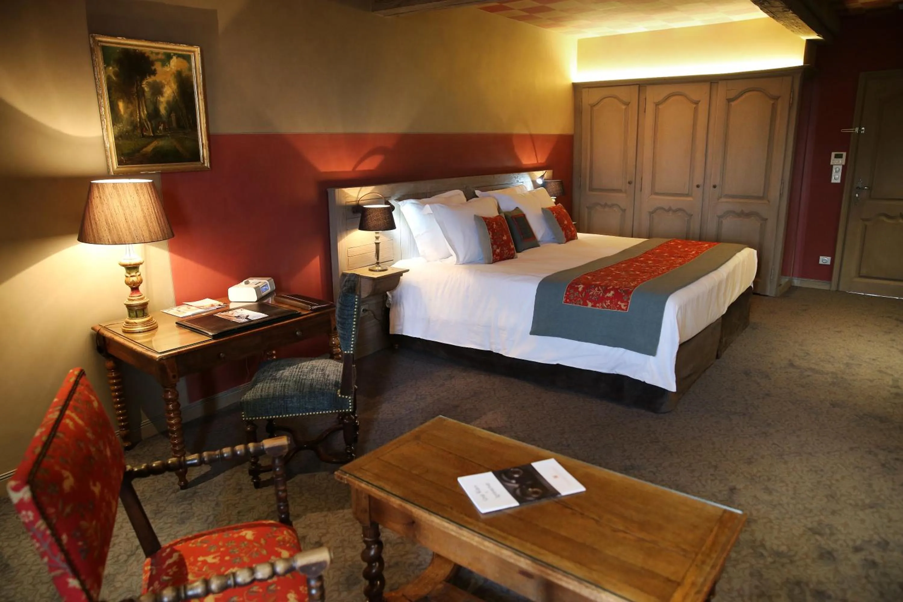 Photo of the whole room, Bed in Château de Mercuès