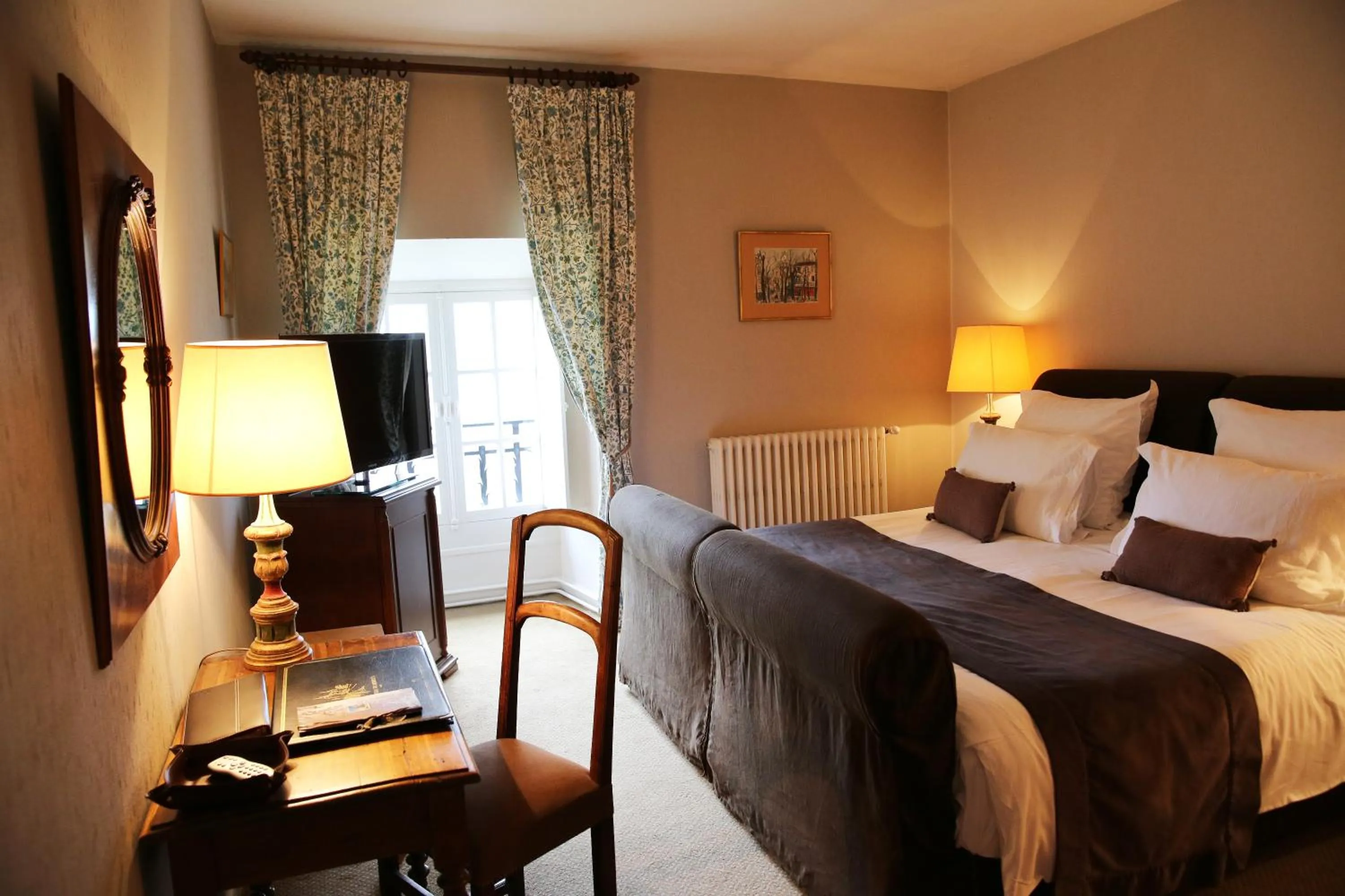 Photo of the whole room, Bed in Château de Mercuès