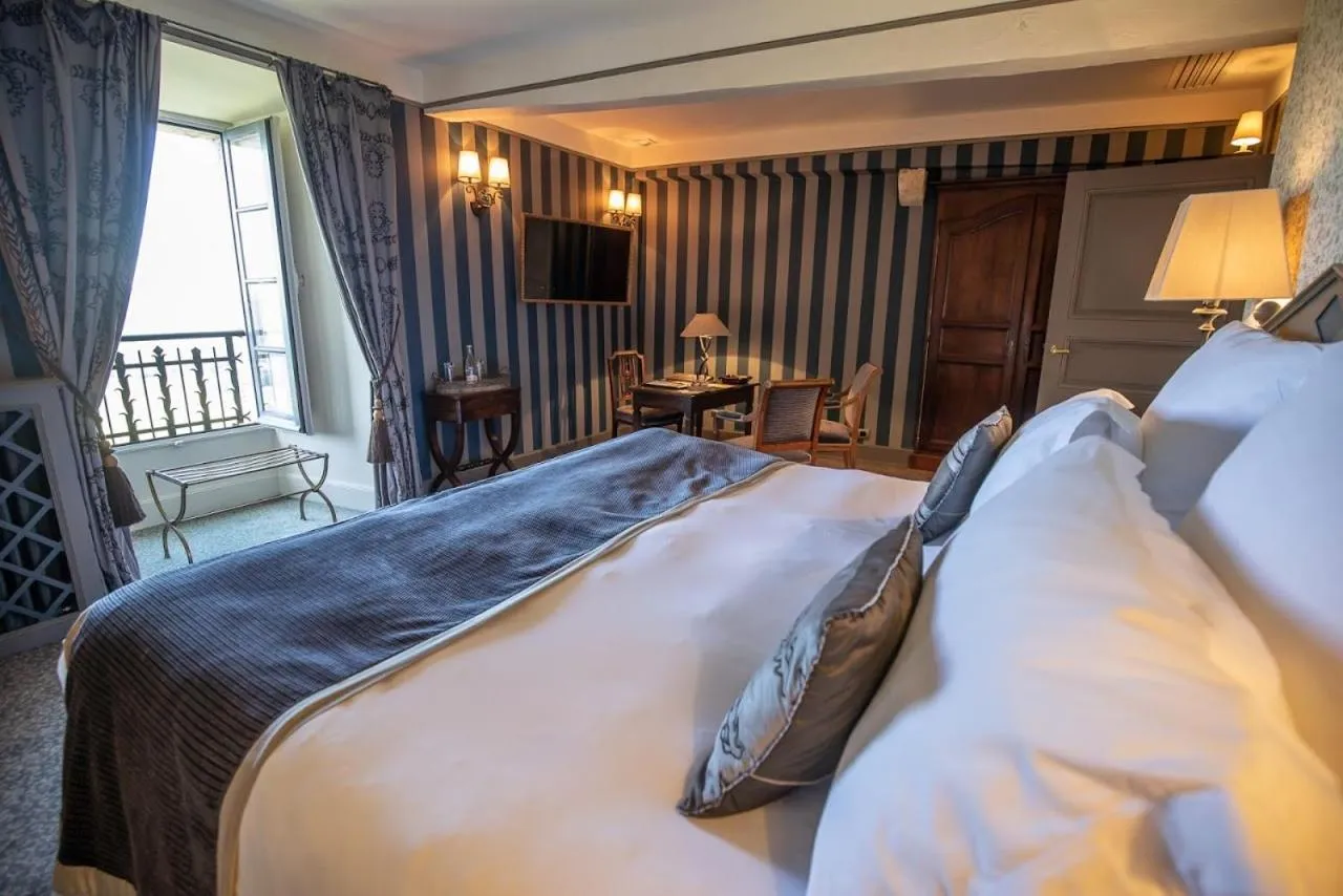 Photo of the whole room, Bed in Château de Mercuès